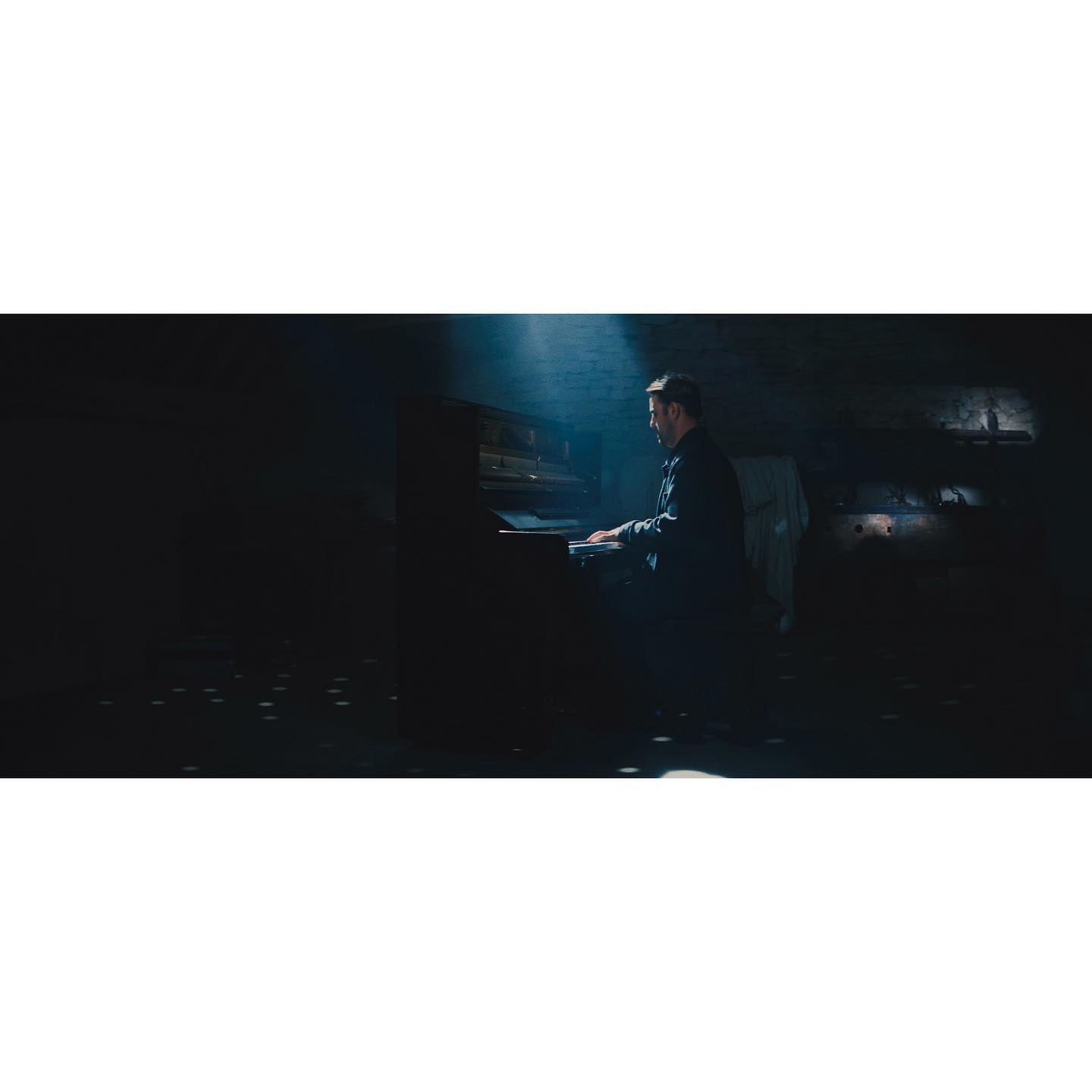 Few frames from a recent music vid for my big bro @elliottjacquesmusic for @deccarecords ❄️
Shot on @sony Venice with @pstechnik Kowa Evo Anamorphic glass 🎥 lighting kit by @pacerentals 💡
Directed/ Shot/ Edited by myself
Produced by: Daniel Coley
Production Coordinator: @ryanj_harvey
Production Assistant: @franpearsonx
1st AC/ steadicam op: @richbertenshaw
2nd AC: @lukeflahertycine
Gaffer: @danhilltout_dp
Art director: @lauramoss.stylist
Hair & Makeup: @eva.artdept
Colourist: @mattgentleman_dop
-
-
-
-
-
#cinematography #cinematographer #dop #dp #filmmaker #filmmaking #film #camera #cameraassistant #directorofphotography #sonyvenice #anamorphic #musicvideo #musicvideos