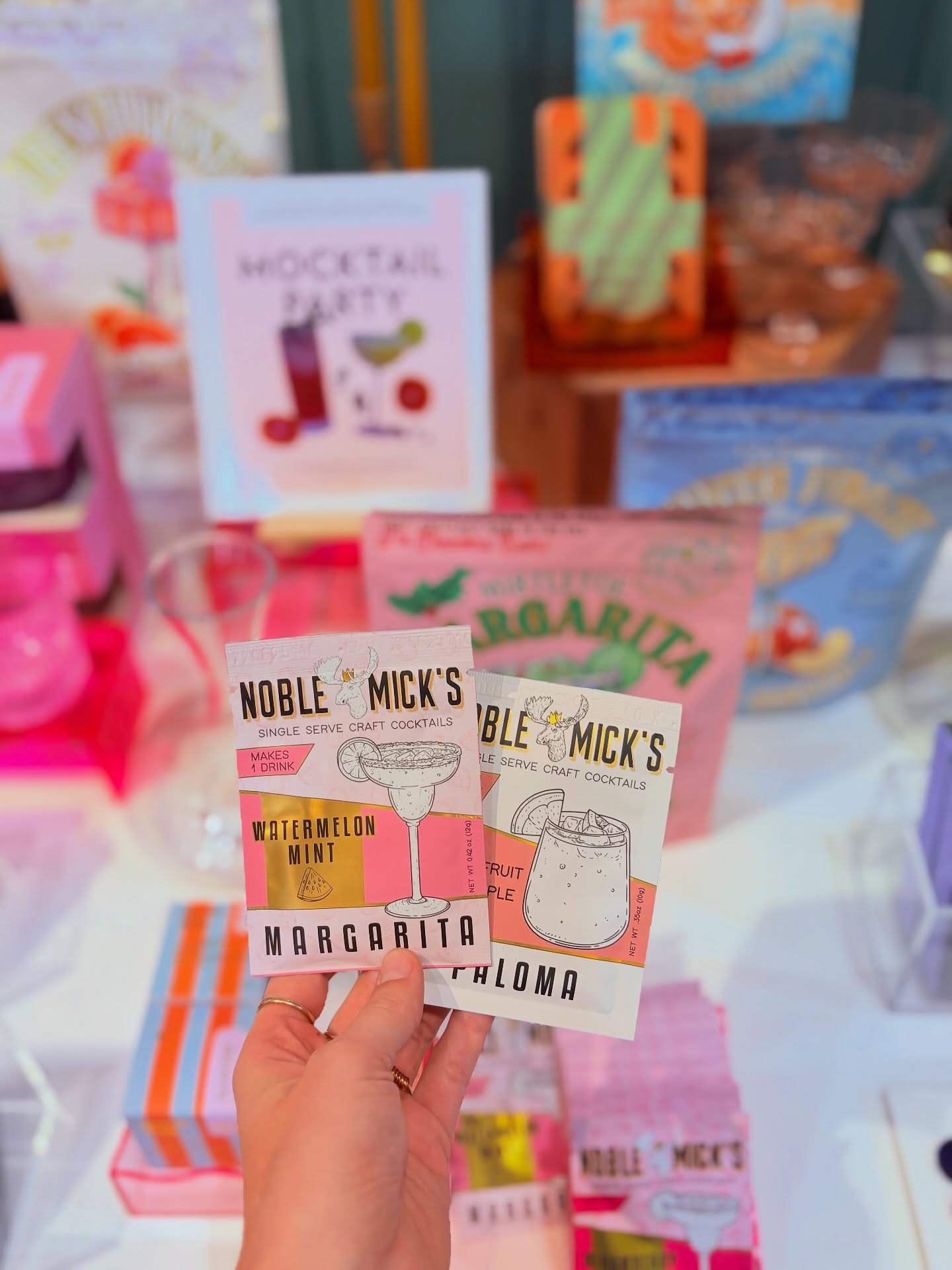 Your bar cart’s glow-up starts here✨💗
#Stilly # shopsmall #Bar #colorful