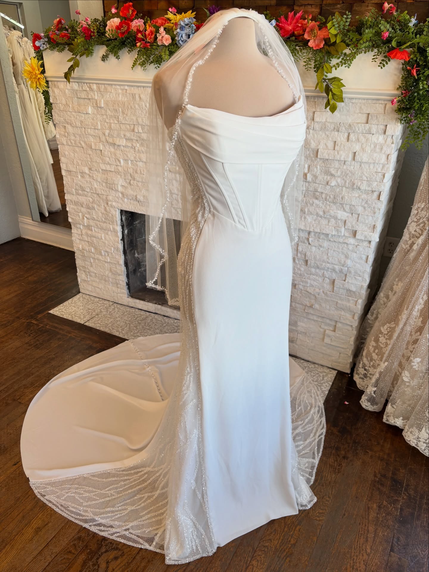 This one is for the bride who wants clean, classic… with just a little something extra ✨
The silhouette is sleek and timeless, but that subtle sparkle detail and train moment? so good.
Simple doesn’t mean boring — it means unforgettable. 🤍