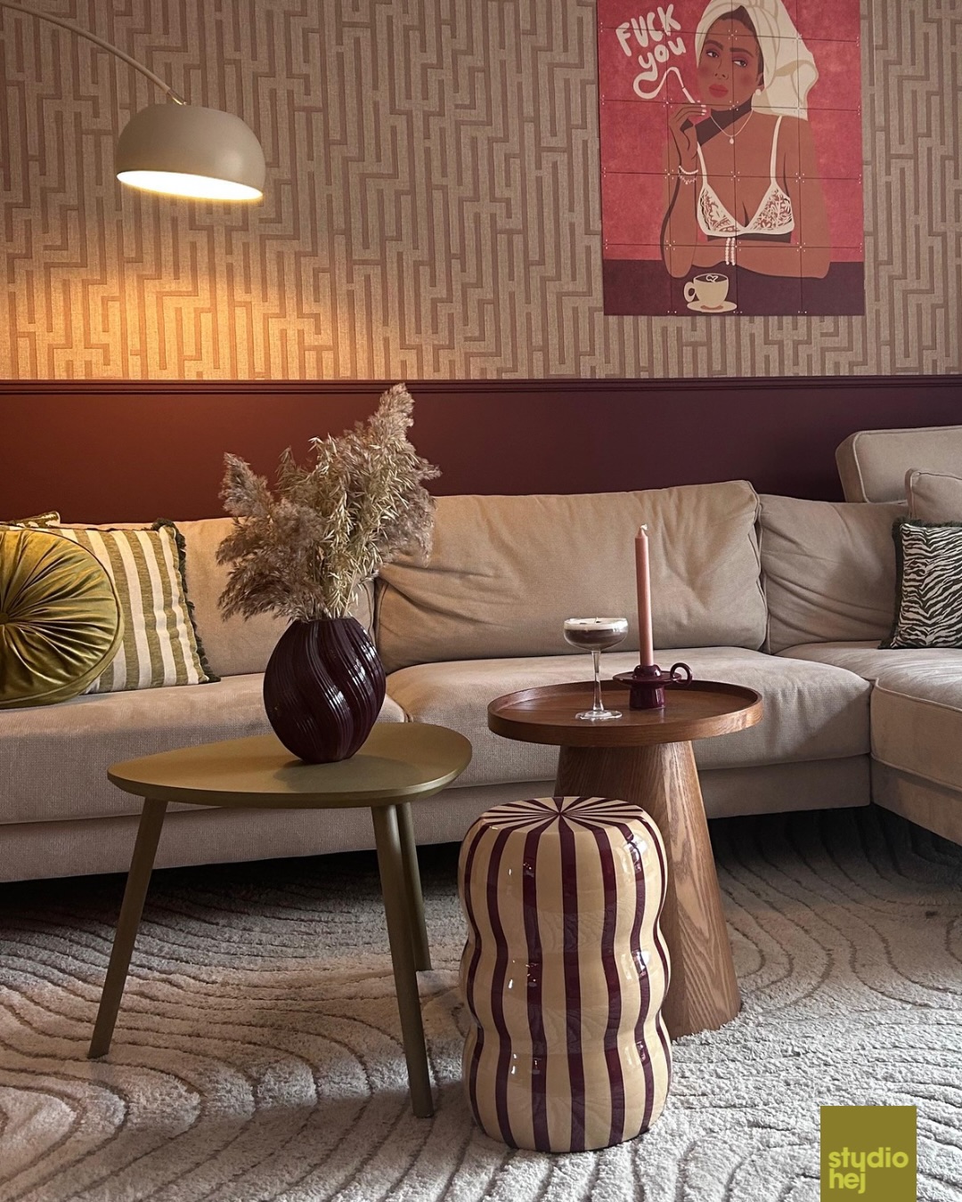 AFTER - BEFORE na een Samen Sparren Sessie is deze opdrachtgever super enthousiast met het plan aan de slag gegaan en kijk eens dat verschil! 🫶🏻
Midcentury invloeden komen subtiel terug in vormen en accessoires, zodat het interieur niet te thematisch wordt, maar wel eigen en tijdloos aanvoelt. Door het combineren van natuurlijke materialen, zachte stoffen en speelse accenten ontstaat er een woonkamer die uitnodigt om te leven: samen eten, ontspannen op de bank, vrienden ontvangen en echt thuis zijn.
Daarnaast is er veel aandacht besteed aan sfeer door verlichting, texturen en kunst. Hierdoor krijgt de ruimte meer gelaagdheid en voelt het niet alleen mooi, maar ook comfortabel en persoonlijk aan. Het resultaat is een warm interieur met kleur en karakter, zonder dat het druk of onrustig wordt. Precies passend bij de wens voor gezelligheid met een rustige basis.