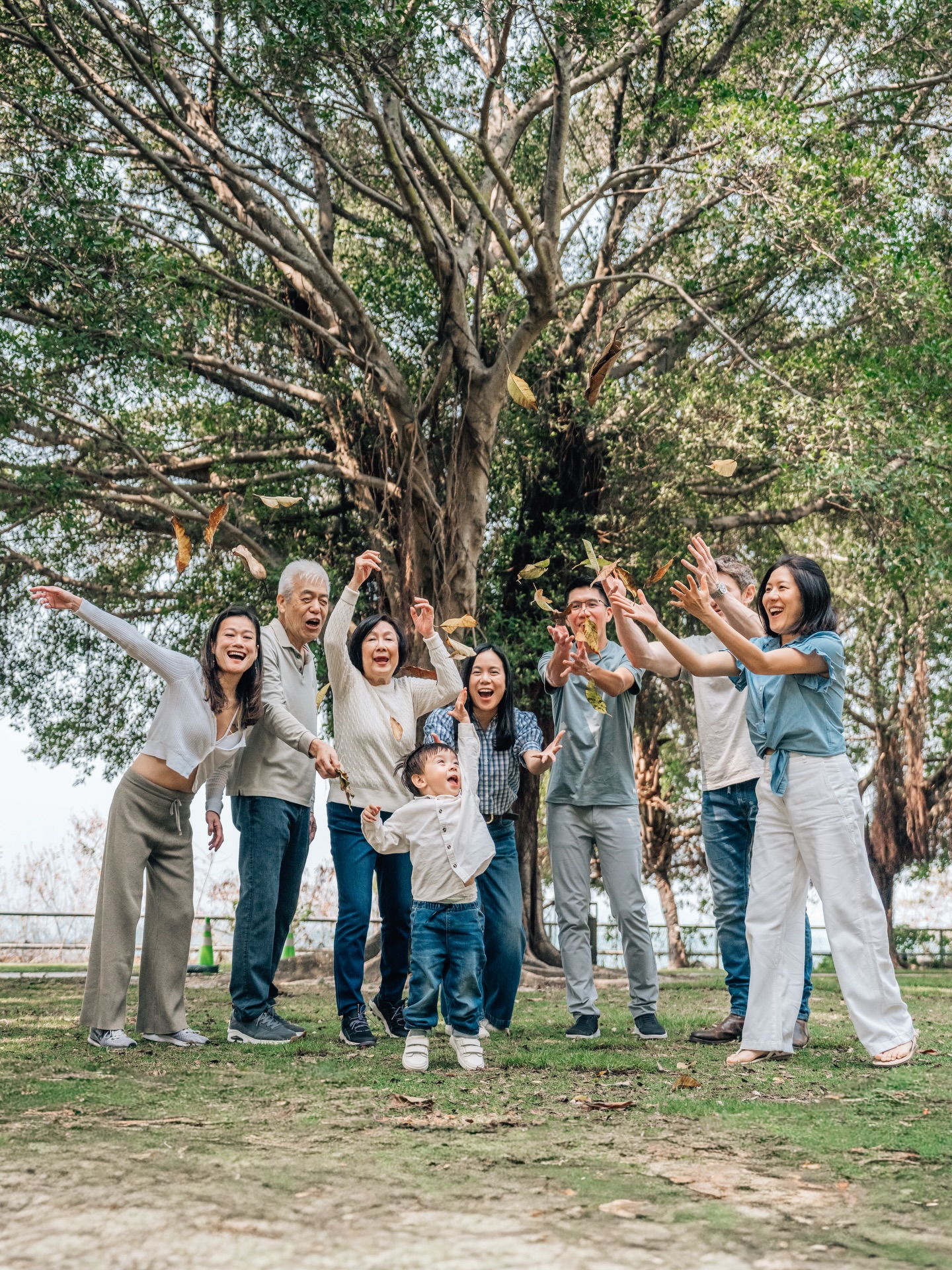 Nothing means more to grandparents than having their kids fly home from overseas to visit them, and finally having the whole family together again 🏡🫂
.
.
.
.
.
🏷️
Moments by Fiona | Family Photographer in Hong Kong
#hongkongfamilyphotographer
#hkfamilyphotographer
#hkfamilyphotography
#香港家庭攝影
#香港家庭照