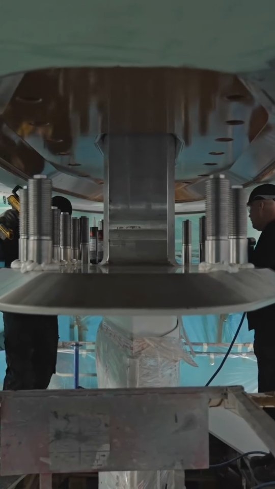 Keel installation of the Swan 128 ⛵📽️
@nautorswan_official
#videoproduction #davinciresolve #swan128 #NautorSwan