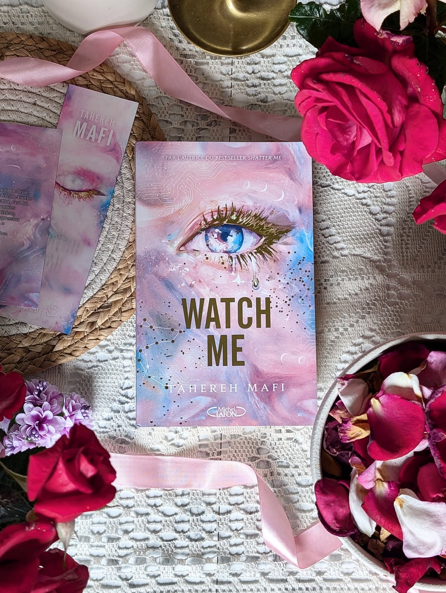 ✨ Watch Me - Tahereh Mafi ✨
Me revoilà parti à l’assaut d’un nouveau roman de Tahereh Mafi, après la découverte de ses deux précédents livres que j’avais adorés.
Partons ensemble à la découverte de l’Arche, dernier bastion du “Rétablissement”. Une société où tout est surveillé, contrôlé, et où tout semble si parfait… en apparence.
C’est ici, 10 ans après la saga originelle, que nous retrouvons James Anderson, frère du héros de la précédente aventure, bien décidé à anéantir ce qu’il reste de cette société tyrannique. Car la nouvelle ère post-guerre n’a rien de l’utopie espérée. Alors que le Rétablissement n’a clairement pas dit son dernier mot, ils chargent Rosabelle Wolff, au péril de sa vie, de faire renaître ce système.
Je dois dire que l’idée même de découvrir “l’après” d’une dystopie m’a tout de suite intriguée. On sort du schéma classique de la révolution suivie d’une fin heureuse. Ici, tout est plus nuancé, plus instable… et j’ai vraiment beaucoup aimé ça.
On suit plusieurs points de vue, ce qui permet d’avoir à la fois le camp de Rosabelle, totalement endoctriné par le système et celui de James (même si ce dernier est retenu sur l’Arche). J'ai trouvé que l'autrice à amener de façon très brillante ce personnage controversé au centre de l'histoire et voir ces deux-là avoir une alchimie quasi instinctive m'a fait sourire plus d'une fois. C'est un très bon duo !
C’est un premier tome, donc il pose beaucoup de bases, mais on a déjà notre lot de secrets, de manipulations et de tensions pour nous tenir accrochés.
Si Tahereh Mafi nous prouve quelque chose ici, c’est qu’elle maîtrise toujours aussi bien les émotions. Elle donne vie à des personnages forts et nuancés, qu’on prend plaisir à suivre.
Que vous ayez adoré la saga originale ou que vous souhaitiez commencer comme moi en cours de route, je vous recommande cette dystopie qui ouvre la porte à un univers aussi intrigant que prometteur.
À découvrir chez @michellafon_jeunesse
#Bookstagram #WatchMe #TaherehMafi #Dystopie #review