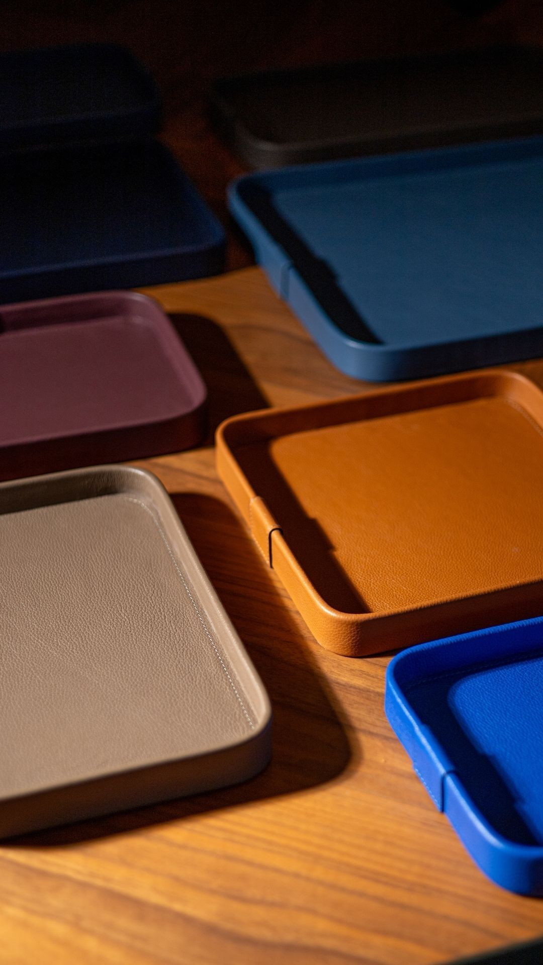 Forms may repeat, but they are never the same.
Each tray carries its own variation of color, texture, and presence, creating compositions that adapt to everyday life without losing identity.
Pieces that can coexist, complement one another, or occupy space in their own distinct way.
At Aria, design is not limited to a single piece.
It is built through the relationship between them.
#LeatherTray #LeatherDesign #AuthenticLeather #HomeDecor #InteriorDesign