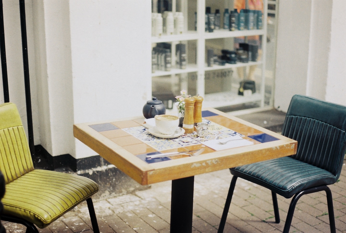 かわいい街にあったかわいいテーブルとかわいいイスとかわいい野菜 at Sevenoaks
#sevenoaks #uk #cafe #farm #canonae1