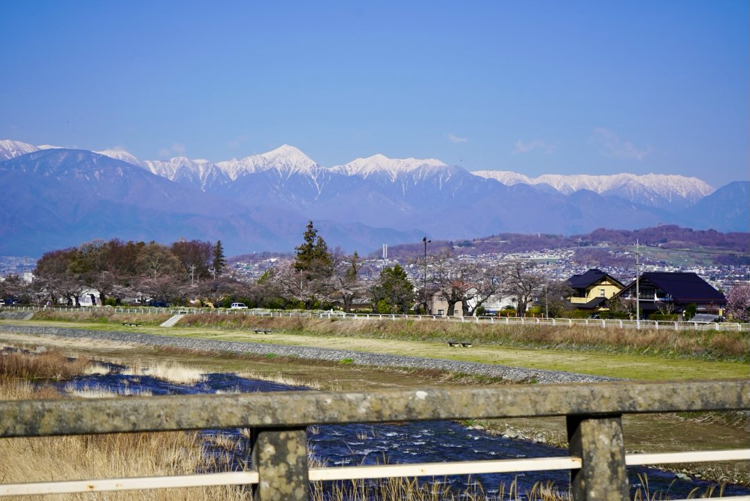 永らく山の近くで生活したいと想っていたので、
この度、長野県・松本市に移住してきました。
これまで以上に公私とも充実させていきたいと思っています。
これからも、どうぞよろしくお願い致します。
インバウンド向け事業に関して:
2020年に開業した訪日旅行者(インバウンド)向け旅行事業は、
多くのお客様や取引先の方々、そしてスタッフに支えられ、継続・成長しています。
業績が安定してきたので、2023年8月に法人化(JAPAN&STORY株式会社)し、
現在では年間200~250名ほどのお客様の訪日旅行のお手伝いを行なっております。
新天地への移転をきっかけに心機一転、今後益々のサービスの充実、クオリティーの向上を図り、より良い仕事そして社会への貢献を目指し邁進して参ります。
皆様の応援を今後ともよろしくお願い申し上げます。
JAPAN&STORY株式会社
代表取締役・池田賢次郎