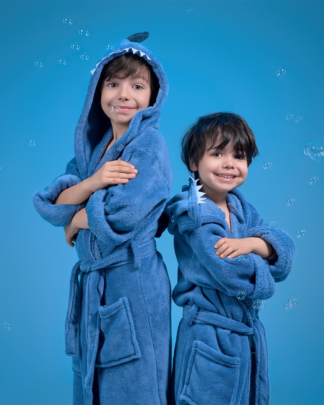 Et si une séance photo au Studio 88 devenait le terrain de jeu préféré de vos enfants ?
Ici, on oublie les “tiens-toi droit” et les sourires forcés.
On joue, on rigole, on fait des grimaces… et surtout, on s’amuse vraiment. 💙
Un peignoir requin, des bulles de savon,
et soudain… l’imaginaire prend toute la place. 🫧
Ils deviennent explorateurs, petits monstres marins ou super-héros du quotidien.
Chaque séance est une aventure, une bulle hors du temps où tout est permis.
Et c’est là que la magie opère…
Des images vivantes, spontanées, remplies de leur vraie personnalité. ✨
Parce que les plus beaux souvenirs ne sont pas parfaits.
Ils sont vrais, drôles, et profondément humains.
👉 Si vous voulez offrir ça à vos enfants, laissez-moi un ❤️
👉 Ou envoyez-moi un message privé pour créer une séance unique et pleine de vie
——————————————————
✍️ Informations et réservations :
🌐 www.lestudio88.fr
☎️ 06.87.00.86.56
📍 Langlade - Gard
——————————————————
#photodefamille #portraitenfant #souvenirs #photographegard #famille
@ffpmi_ocs
