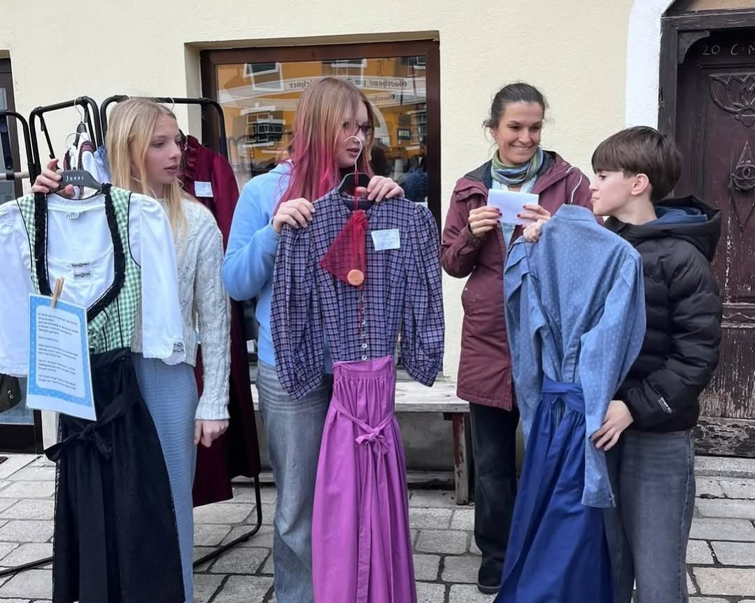 @tratradition In Zeiten von Fast Fashion vergessen wir oft, dass Kleidungsstücke mehrere Jahrzehnte alt werden können. Im Trachtenflohmarkt am Hauptplatz 8 in Frohnleiten finden sich Dirndl die noch aus den 60ern stammen und mit kleinen Reparaturen immer noch Alltagstauglich sind.
Abgesehen von der Stoffqualität und Verarbeitung, spielen hier natürlich auch Pflege und Lagerung eine große Rolle.
Im Rahmen des Friday Projektes mit der MS Frohnleiten konnten die SchülerInnen hier Unterschiede zwischen Fast Fashion und Slow Fashion herausarbeiten.
#FREIDAY @ms_frohnleiten