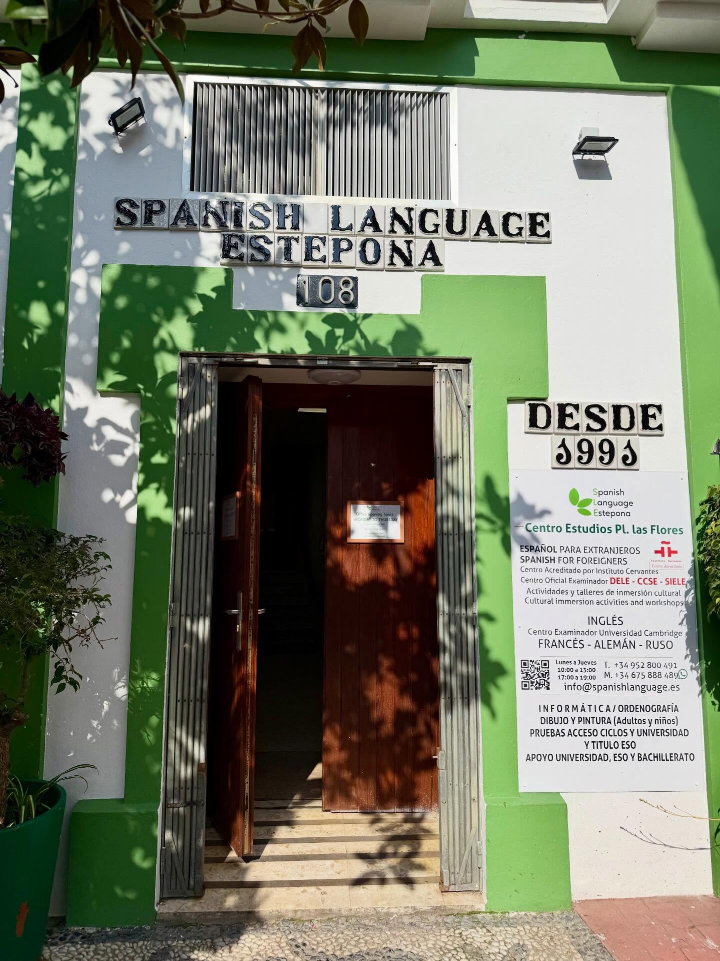 Začala jsem chodit na lekce španělštiny 🇪🇸.
A upřímně? Je to pro mě pořádný výstup z komfortní zóny.
Na rodičovské mám totiž pocit, že mnohdy nedám dohromady ani souvislou větu v češtině… 🤣 Natož v jiném jazyce.
Hola, estrés 😅.
Ale právě proto jsem to udělala.
Mám strach, pochyby, je to další nejistota, ale zároveň cítím obrovskou radost, že jsem ten krok udělala ❤️.
Život je teď, ne až se přestanu bát. Možná to znamená jen začít mluvit, i když to není dokonalé.
Tak začínám.
Pomalu.
S chybami.
Zkrátka: voy a por ello 🔥
PS: Cesta do školy je radost, můžete posoudit z fotek 🌺
