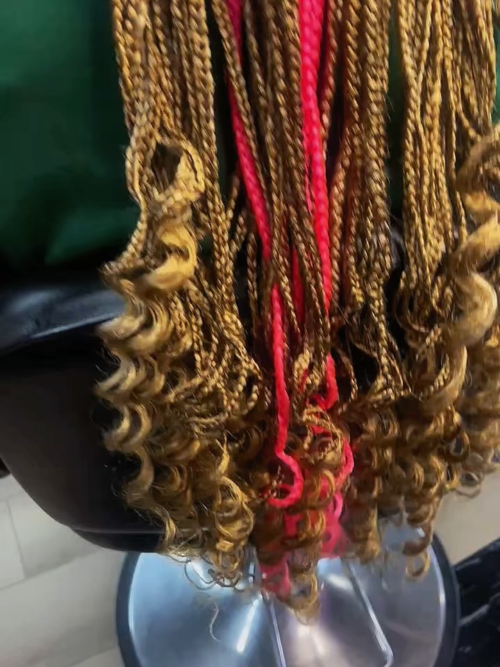 Business in the front, a lil’ pink party in the back 💖
Peek-a-boo knotless done RIGHT 🔥 #riitbstylish #knotlessbraids #southaven #memphisbraids