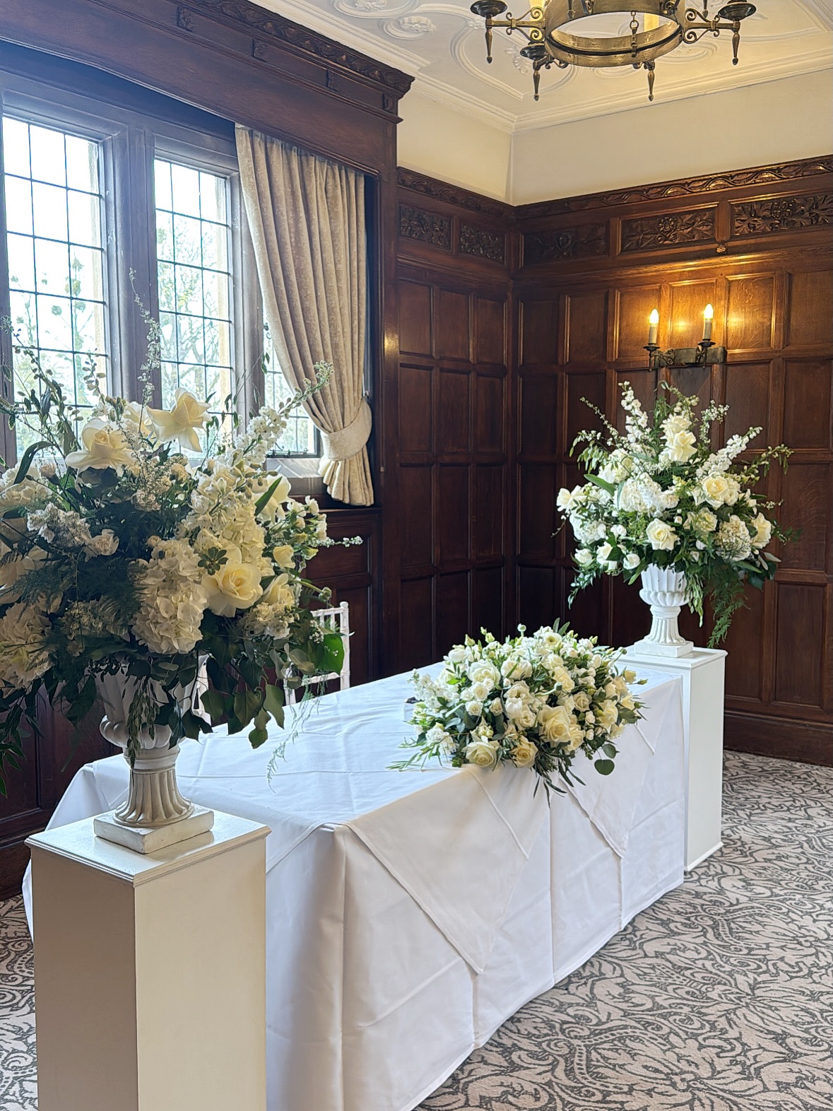 A few slides from M& B’s stunning intimate day @fanhams_hall on Sunday
The Oak Room provided a gorgeous backdrop for their ceremony which we framed with white urns, abundantly flowing with foliage and luxury blooms.
#classicluxury #romanticwedding #luxuryflowers #weddingflorists #fanhamshallwedding