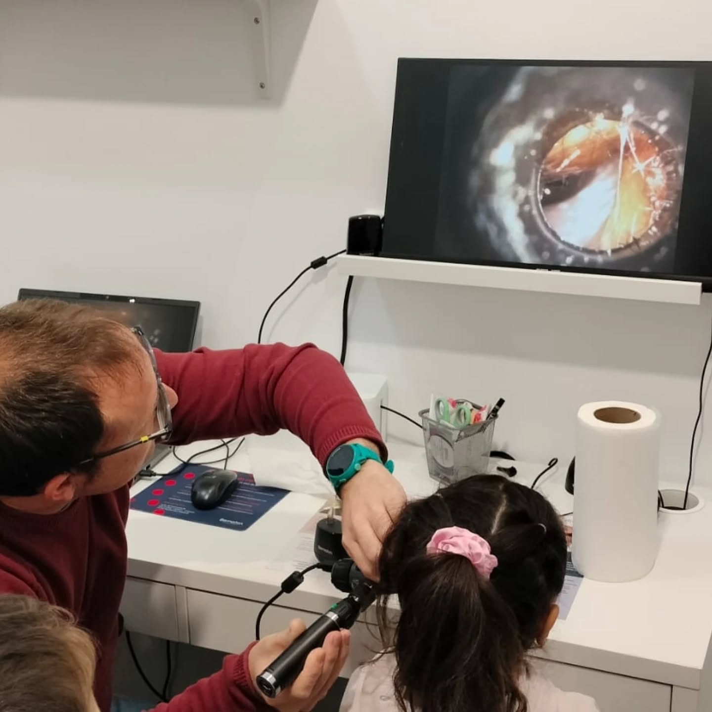 Avui els infants de 5 anys han pogut gaudir de la visita que hem fet a l’òptica de la família de na Blanca i en Miguel.
Ens han obert les portes i ens han fet sentir com a casa! Els infants han gaudit molt descobrint diferents aparells per observar els ulls, tant per dedins com per defora, i han après moltes coses sobre com cuidar la vista: mantenir una bona alimentació i limitar el temps davant les pantalles.
Moltes gràcies per aquesta experiència tan enriquidora!
Els infants de 5 anys s’ho han passat d’allò més bé! 😊