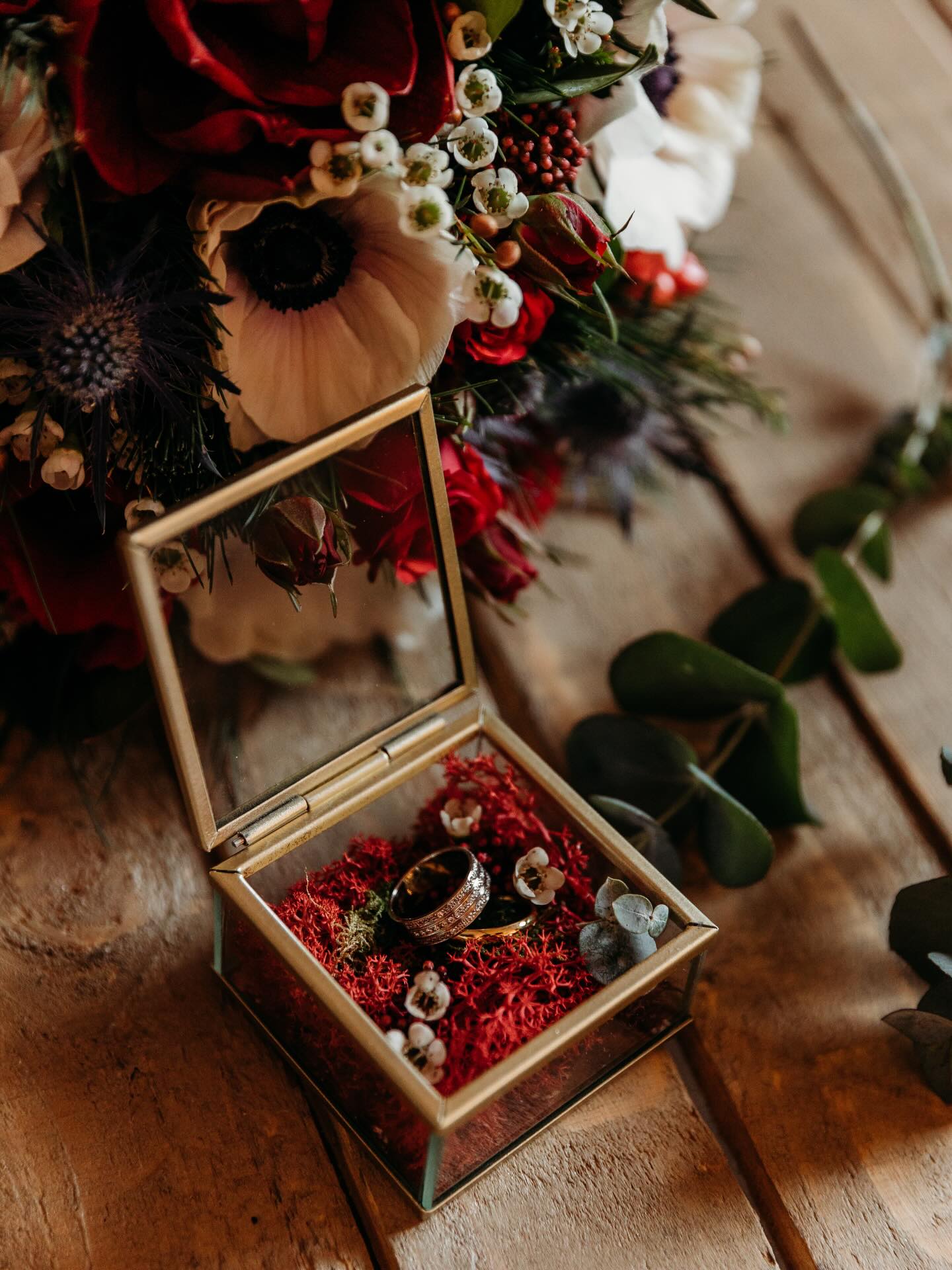 Il y a les grands moments d’un mariage…
et puis il y a tous les petits détails qui racontent l’histoire.
Avant l’effervescence de la journée, il y a toujours ces instants plus calmes.
Ce moment où tout est prêt, où chaque détail a trouvé sa place.
Et moi, j’aime prendre le temps de les photographier.
Avant l’agitation de la journée, j’aime prendre le temps de photographier tout ce qui a été imaginé et préparé.
#photographemariage #alliances #detailmariage #mariage