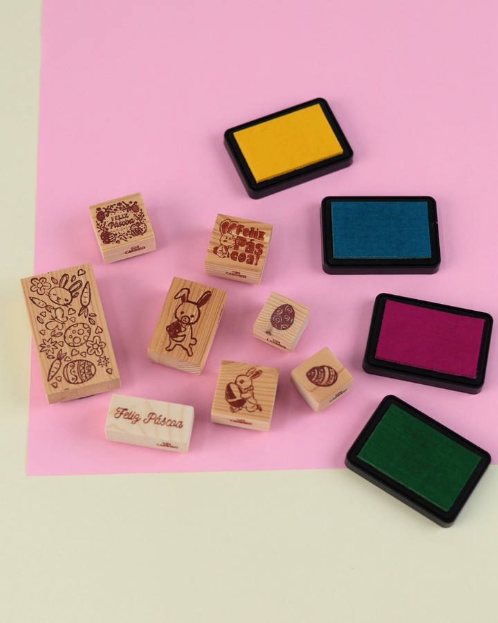 Março é o mês perfeito para começar a preparar a Páscoa da tua marca 🐰✨
⠀⠀⠀⠀⠀⠀⠀⠀⠀⠀
Não deves correr atrás de prazos, deves planear como vais ser lembrado quando a época chegar: embalagens, carimbos, cores, mensagens e experiências que mostram quem és.
⠀⠀⠀⠀⠀⠀⠀⠀⠀⠀
Quem antecipa, cria impacto. Quem planeia com estratégia, conquista atenção.
E quem combina os dois… marca a diferença 😎