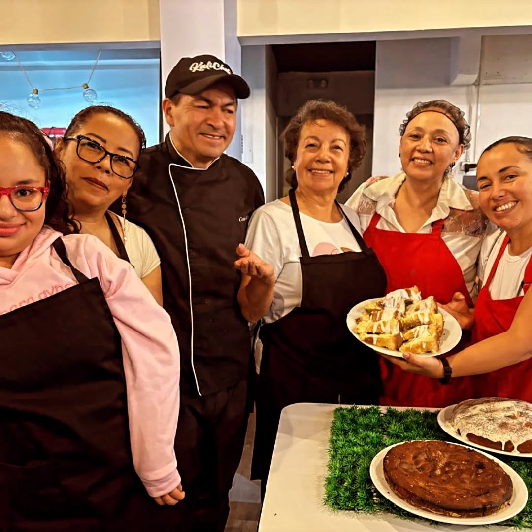 Gracias a todas estas personas guerreras que dadas las adversidades aún creen en un futuro mejor para ellos , que no apaguen sus sueños , gracias a @fundacioncirec por tender una mano a las comunidades vulnerables a lo largo de estos años ...
#cocinaparatodos
#esclerosismúltiple
#fundacioncirec