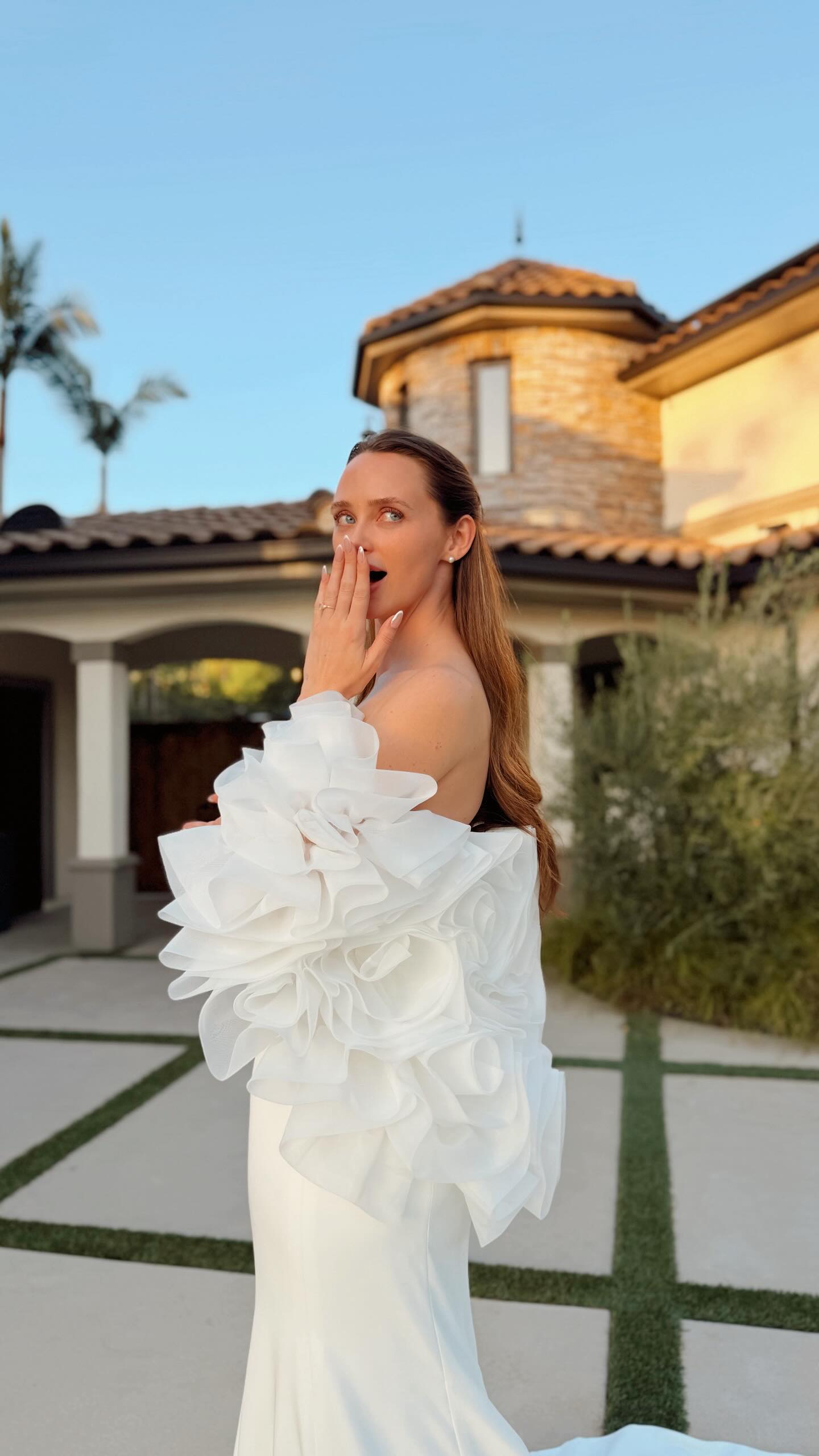 Minimal, but make it unforgettable 🤍.
This fit & flare gown is all about clean structure and quiet confidence. Cut in luminous satin with sculpted seaming that contours the waist and defines your shape without the extra noise.
Designed to transform with you! Wear it sleek and strapless, or add the shawl topper for an elevated, editorial moment 💍.
Moore | E2664