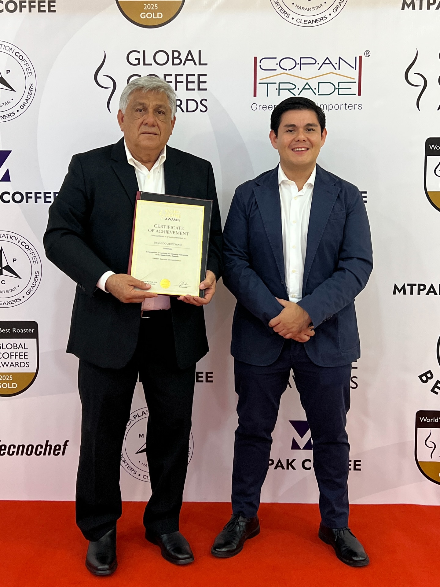 Desde Chiquimula al mundo.
Anoche fuimos reconocidos en los @globalcoffeeawards como uno de los mejores cafés para espresso en Europa, un logro que representa constancia, dedicación y amor por el café.
Detrás de este reconocimiento hay trabajo en cada cosecha y el esfuerzo de muchas manos que lo hacen posible. También un gran trabajo en el tueste por parte de nuestros amigos y partners @verocoffeehouse en Lituania, quienes supieron llevar nuestro café a su mejor expresión.
Esto es de todos los que forman parte de El Gigante.