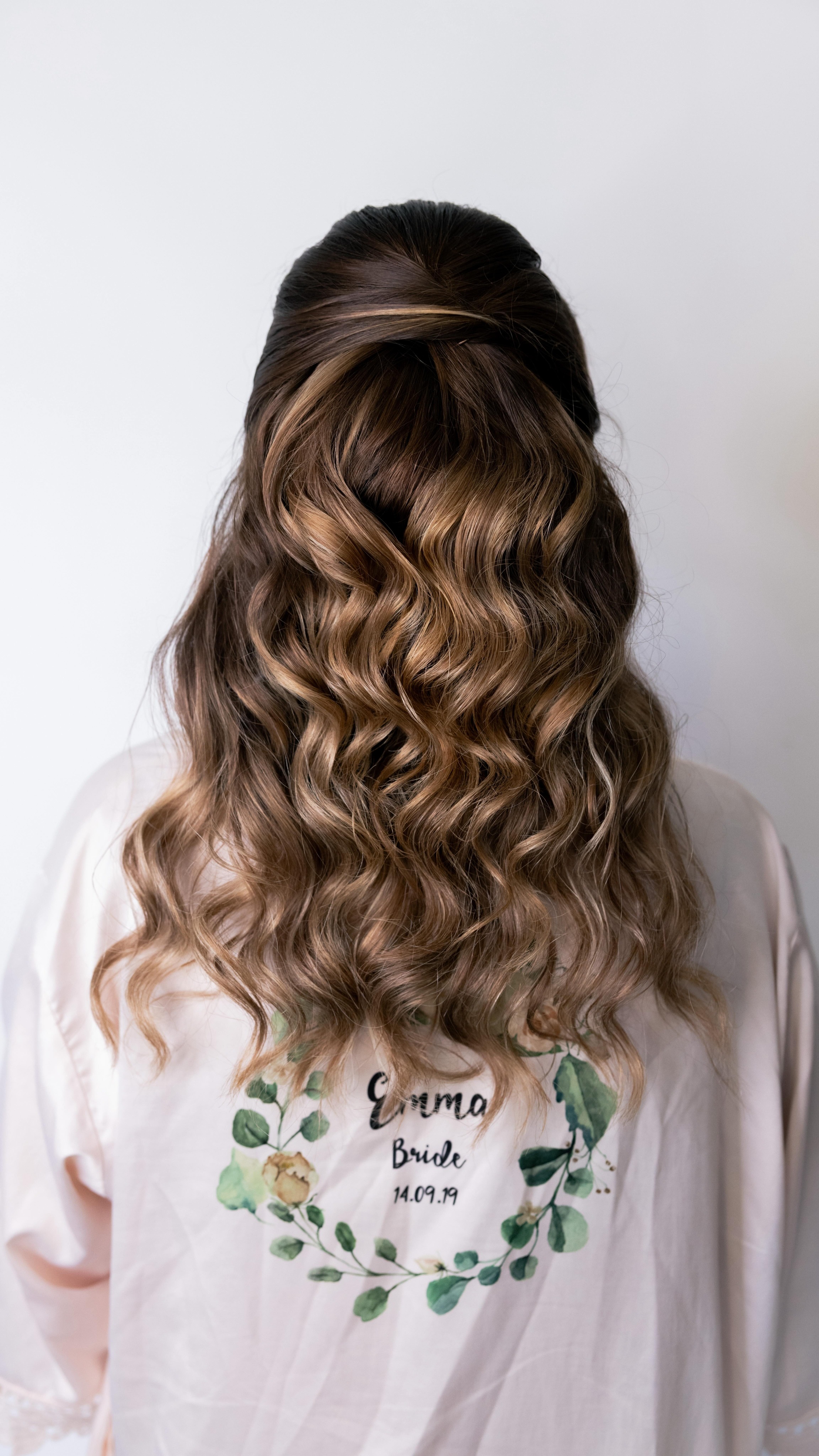 Tips for curls/waves that actually last all day 💍
(from a bridal hairstylist)
• If your hair doesn’t need washing everyday, wash and blow-dry it the night before
• Prep is EVERYTHING (mousse and pump hairspray)
• Set curls and let them cool before touching
• Always break them up for a soft finish
• Finishing hairspray and shine
Last tip… Leave it to your bridal Hairstylist on your wedding day, but…
Save this for your engagement party and Hen weekend 🤍
#bridalhair #bridalhairstylist #weddinghair #bridetobe #2026bride ukbride bridalprep weddingmorning bridalglam bridehairinspo