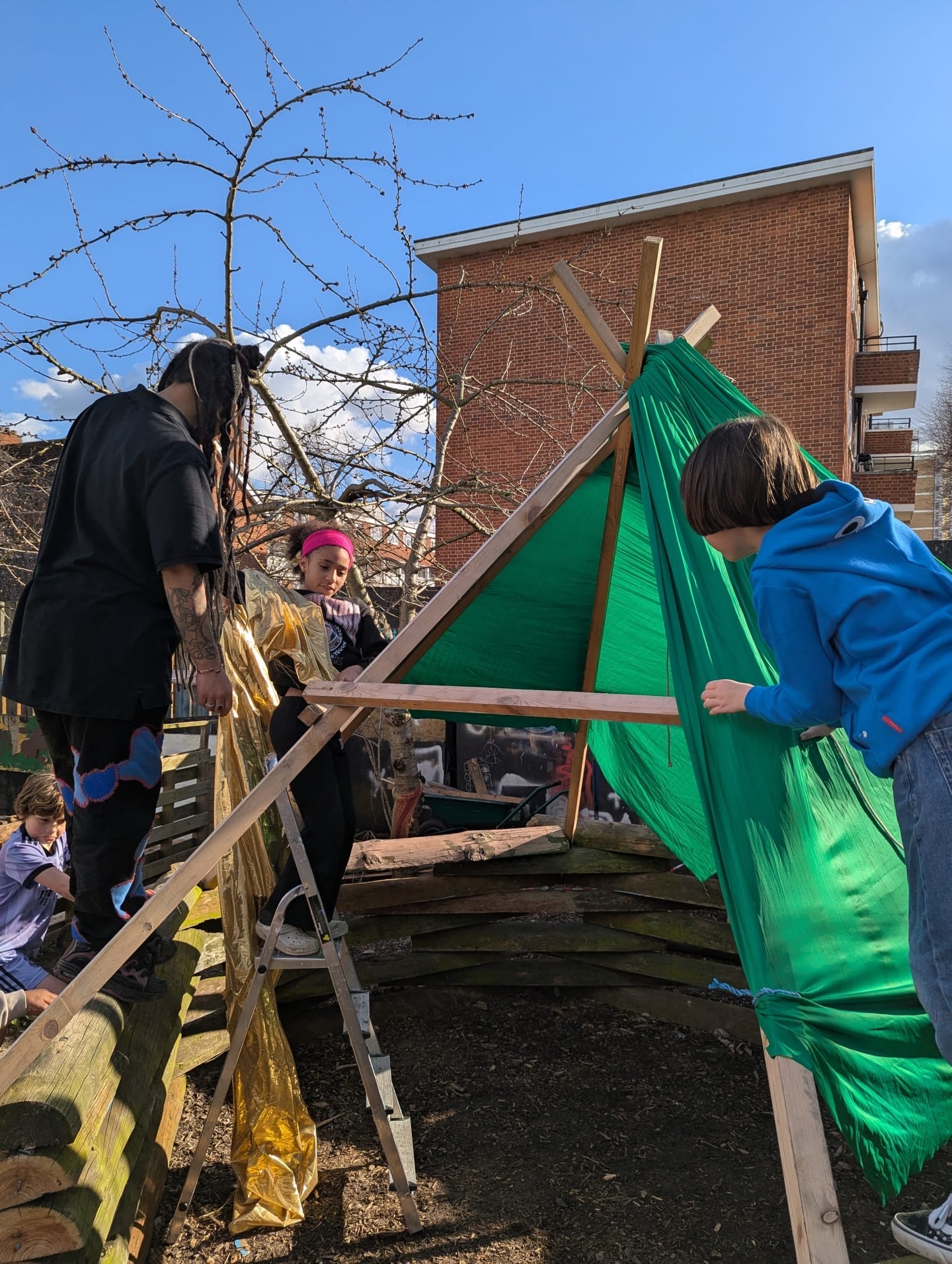 Building, creating, working together 🛠️💚
From the frame to the finishing touches, we turned ideas into something amazing.
Confidence, teamwork & creativity all in one space!
#Teamwork #CreativeKids #OutdoorLearning #SpringFun
