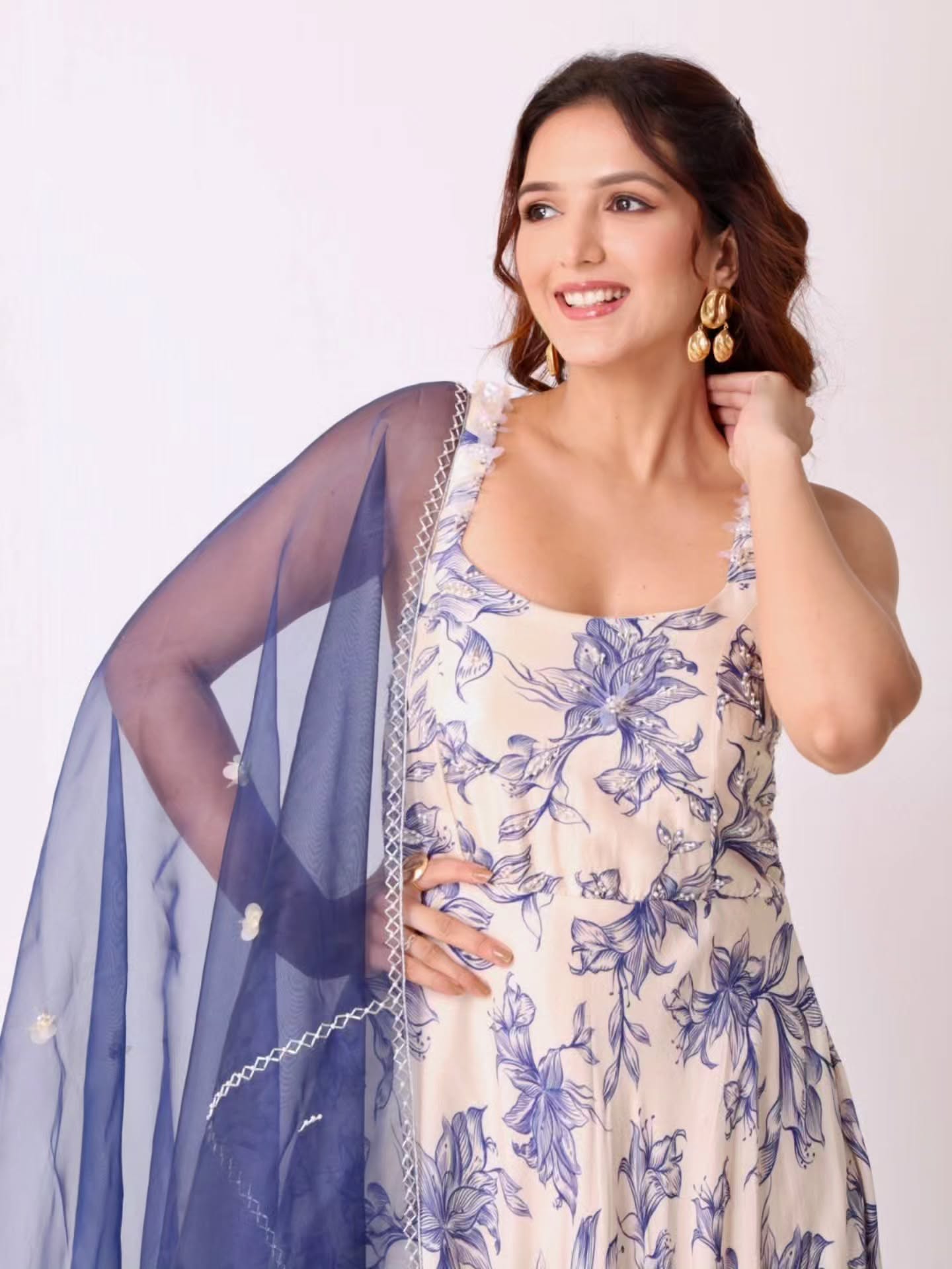 Your wardrobe called... it wants an upgrade
Link👇
https://www.namitasharmalabel.com/product-page/ivory-elegance-hand-embroidered-floral-anarkali-with-a-navy-organza-dupatta