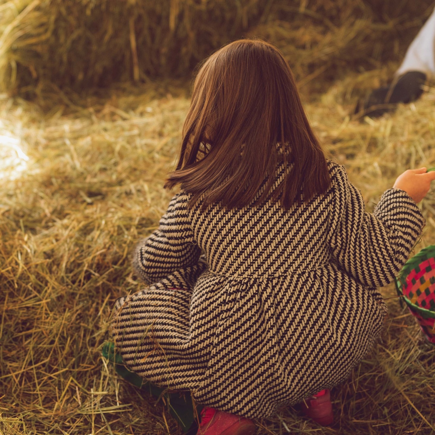 Ostern mit kleinen Kindern darf leise sein. 🤍
Zwischen Eiersuche, Geschenken und Erwartungen geht oft das verloren, worum es eigentlich geht:
Verbindung. Nähe. Zeit miteinander.
Gerade unsere Kleinsten brauchen kein „Mehr“. Sie brauchen uns.
In meinem neuen Blogbeitrag teile ich mit dir, wie du die Osterfeiertage mit deinem Kleinkind bewusst, ruhig und bindungsorientiert gestalten kannst –
mit kleinen Ritualen, einem einfachen Basteltipp und einer liebevollen Annäherung an die eigentliche Bedeutung von Ostern. 🌿
👉 Zum Blog: danielaschramm.de
Ich wünsche dir und deiner Familie ein Osterfest voller Wärme, echter Begegnung und kleiner Wunder. 🐣✨
