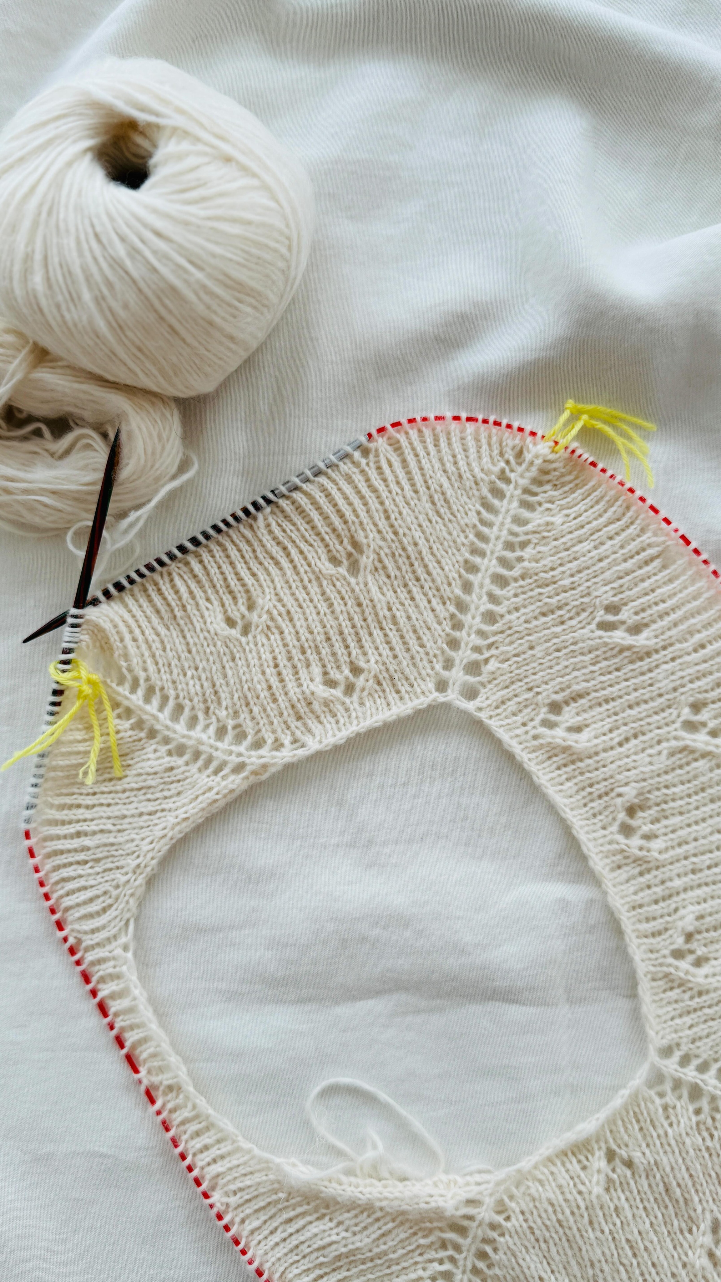 From Yarn to Yoke ✨
.
.
.
Pattern in progress by me: #lillietee
.
Yarn: Suave in Creme by @pascuali_official
.
Advertising
.
#knitting #knittingaddict #stricken #strickenistmeinyoga