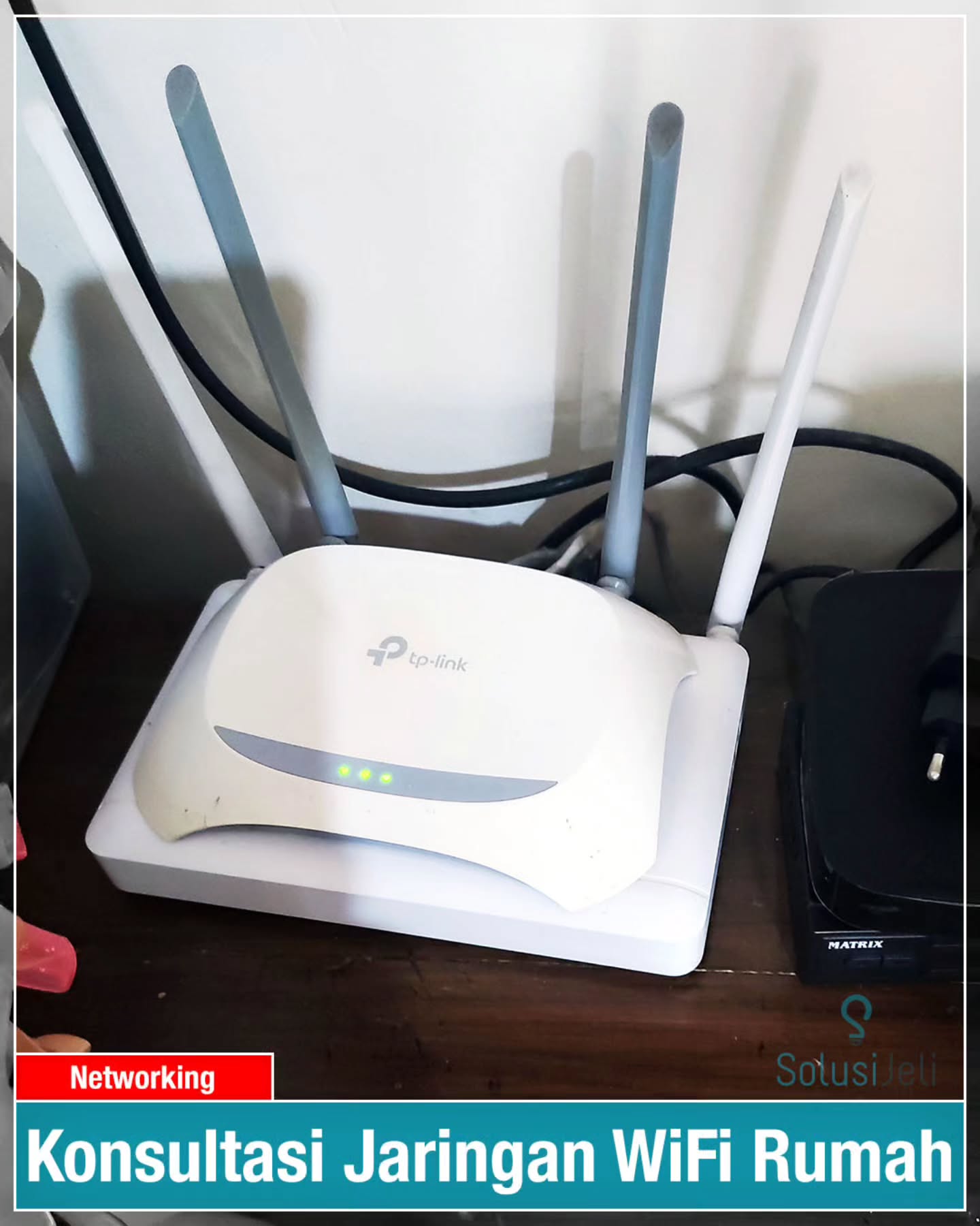 Klien punya kendala WiFi di rumahnya. Posisi modem ada di lantai 2. Sudah ada alat tambahan (Access Point) tapi di lantai 1 kadang sinyal masih hilang-hilang dan lambat. Minta teknisi datang ke rumah untuk cek kondisi sekarang dan bagaimana bisa memperbaiki koneksinya.
Teknisi datang ke lokasi di Komplek Abadi, Duren Sawit. Saat dicek, ternyata memang terdapat hal-hal yang tidak efektif. Seperti foto di atas ini. Router tambahan (set Access Point) malah ditaruh di atas modem. Hal ini malah menyebabkan sinyal mudah bertabrakan dan jangkauan sinyal hampir tidak ada peningkatan sama sekali.
Ada beberapa hal lain juga yang temukan di lokasi. Kami infokan sebaiknya seperti apa. Alat yang tepat. Posisi penempatan. Dan lain-lain.
Sekarang Klien sudah lebih paham tentang jaringan WiFi dan bisa melakukan perbaikan-perbaikan sesuai arahan teknisi.
Done.
#jasaperbaikanwifi #konsultasiinternetrumah #serviswifilemot #jasasetttingrouter #settingrouterpanggilan