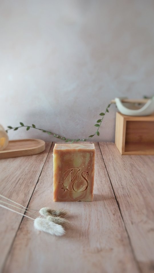 Mon moment préféré 🤩
C'est la surprise à chaque fois!
Je m'amuse même à chercher les formes qui se dessinent.
D'ailleurs, on parle plutôt de coupe et non de découpage 🫣
Et toi, tu aimes ce moment ou tu penses que je m'emballe pour par grand chose ?
#savonnerieartisanale #artisanefrançaise #faitmain