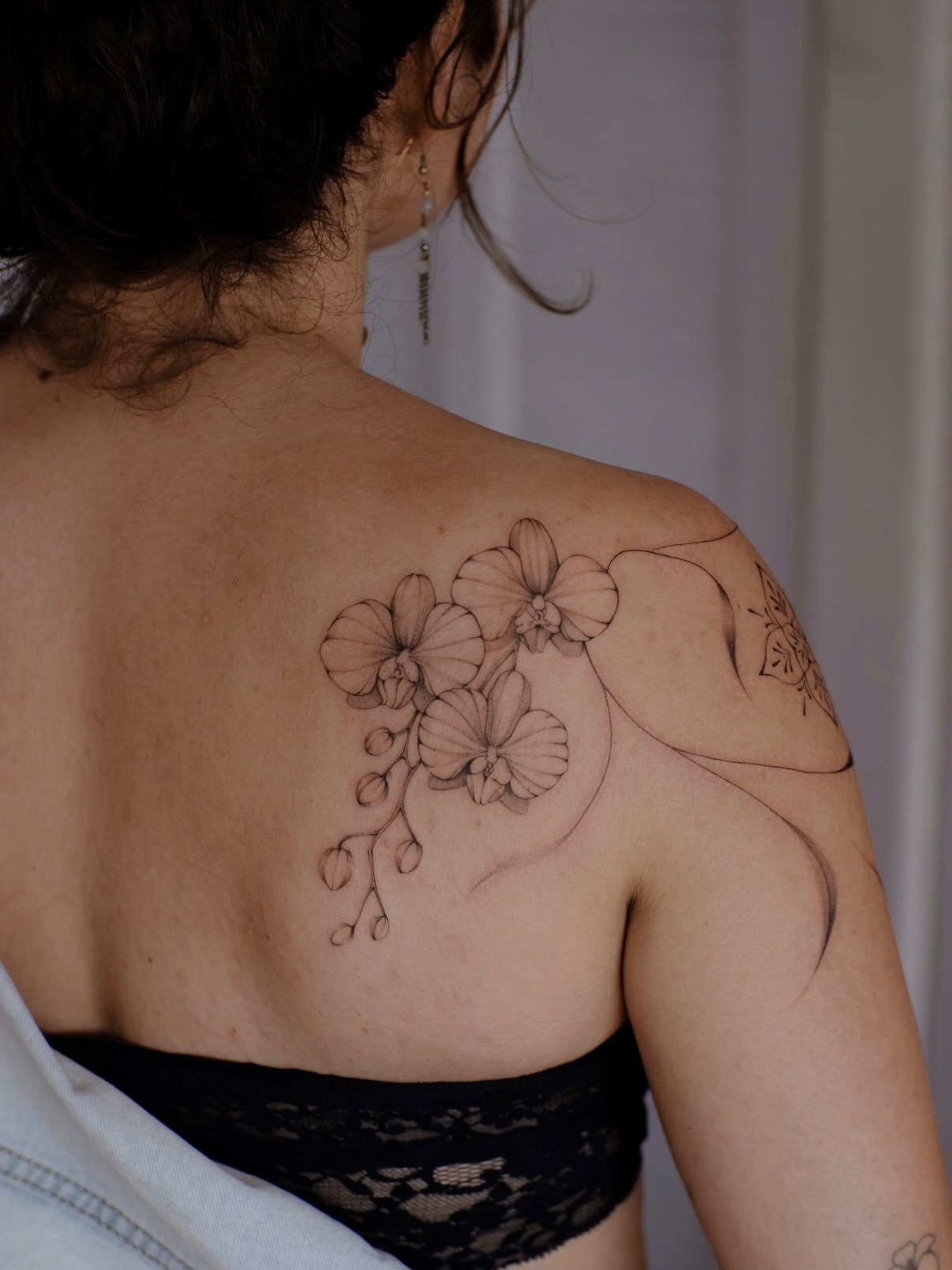 Orchid magic with a touch of Portuguese tile inspired ornamental design 😊 something tells me, that this project is to be continued… #tattoobigisland #tattookamua #tattookona #tattoowaimea