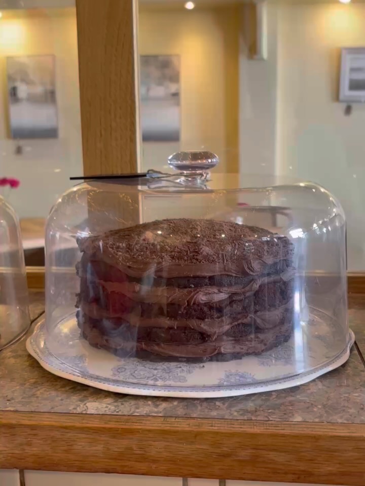 Get your forks ready, there’s a new addition to the cake family🍫
We’ve made an old school chocolate fudge cake🍰