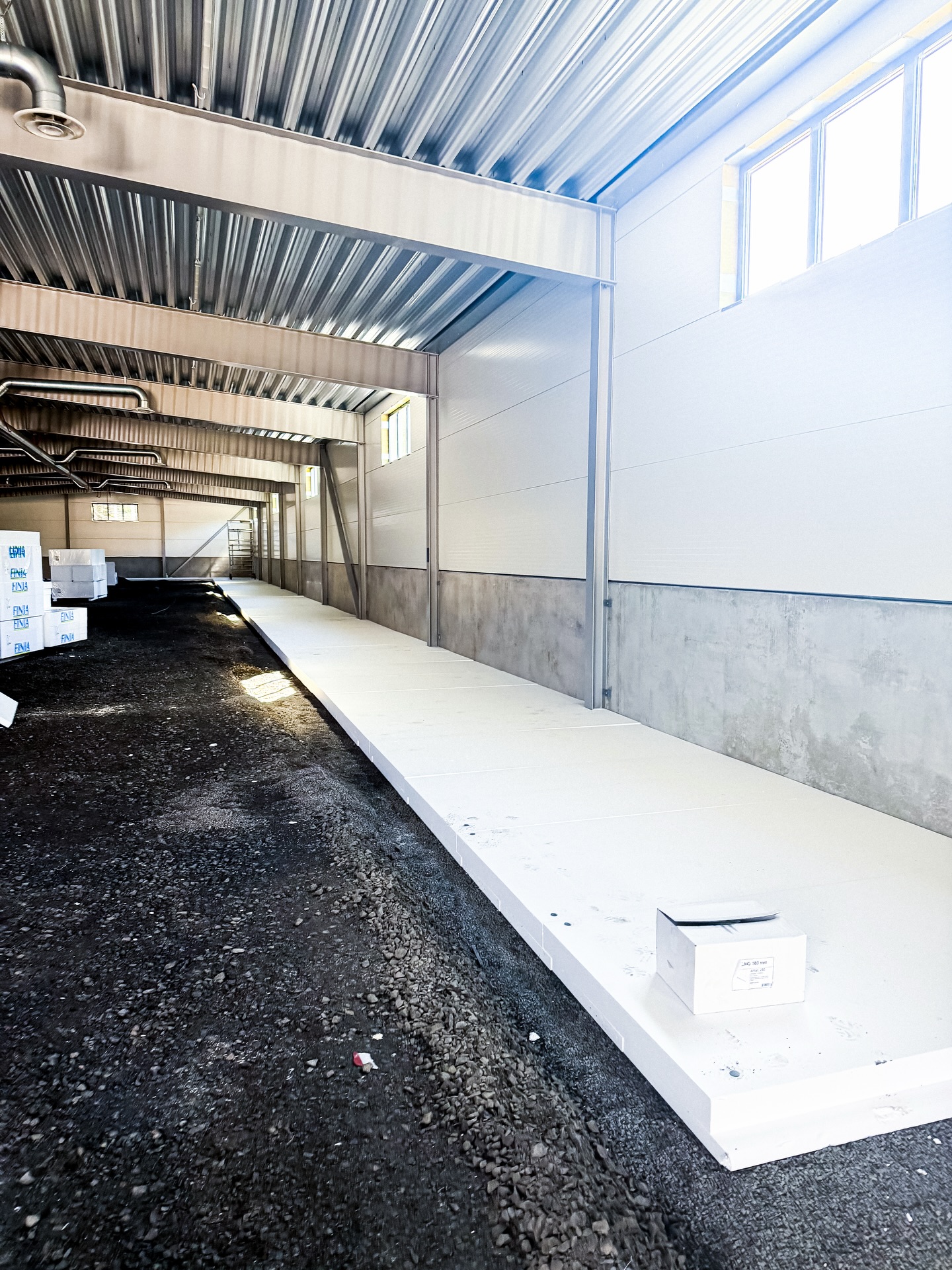 Full fart på alla håll 🛠️
Många projekt är igång — bland annat en större utbyggnad av Nyvab i Möllekulla, Augusthuset i Älmhult där @sparbankeneken’s nya lokaler växer fram och dessutom har vi fått långväga förtroende ända från Malmö! En återkommande, nöjd kund som har Isak & vår nya medarbetare Viktor på besök där dem ska bygga deras DRÖM-uterum 💙
#NybeByggentreprenad • #FamiljeföretagSedan1964