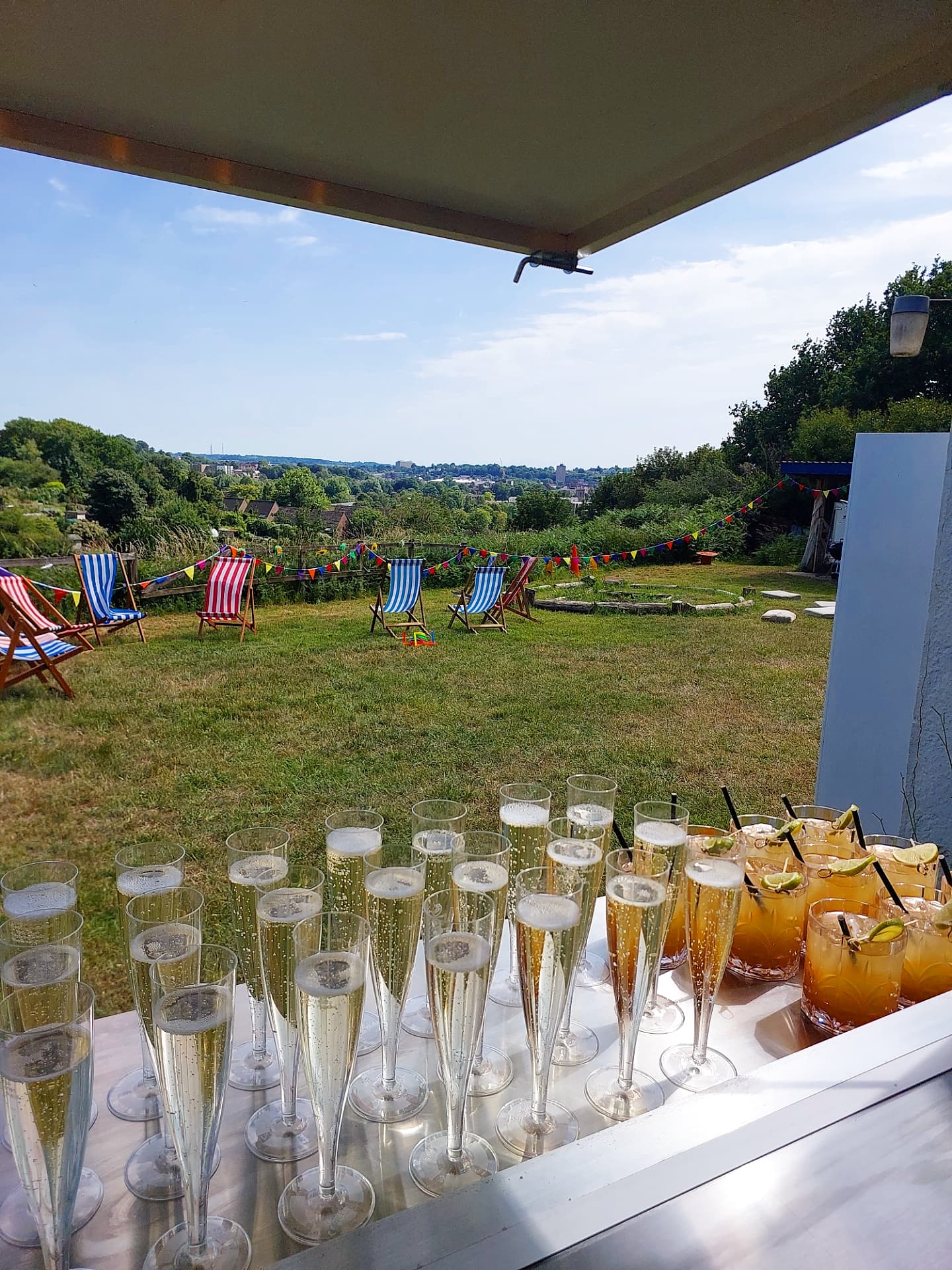 βοΈπ Views!! πβοΈ We had another busy weekend, with various events, including this wedding reception with an incredible view at this hidden gem in Norwich! πβοΈπ₯ We provided our horsebox bar, welcome drinks & a full pizza buffet! π»πΉπ We were also at @goatshed_norfolk for another busy pizza in the paddock evening! ππ We did pizzas at @bungay_town_fc too β½οΈπ And we did a bar at a very busy anniversary party in East Rudham! πΊπ₯π» Thanks to everyone for having us there with you! β€οΈπ¦π¦