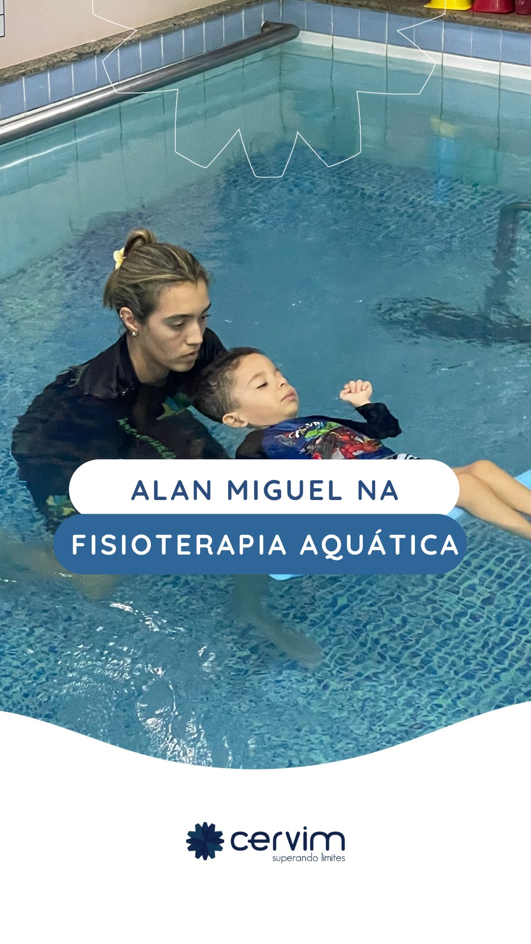 A evolução do Miguel carrega mais do que ganhos motores. Ela representa um processo terapêutico construído com ciência, consistência e, acima de tudo, propósito: qualidade de vida.
Diagnosticado com Leucodistrofia Metacromática, uma condição neurológica progressiva que exige acompanhamento contínuo e altamente especializado, Miguel vem trilhando um caminho intenso de reabilitação.
Nesse contexto, a Fisioterapia Aquática faz toda a diferença. E a regularidade dos atendimentos permite manter estímulos constantes ao sistema nervoso, prevenir perdas funcionais e potencializar cada pequena conquista, que aqui tem um valor imenso.
A fisioterapia aquática se destaca como uma aliada fundamental. O ambiente aquático oferece suporte, reduz o impacto e amplia as possibilidades de movimento, favorecendo o controle postural, o trabalho respiratório e a funcionalidade global. Para o Miguel, a água não é apenas um recurso terapêutico. É um espaço onde ele consegue se expressar com mais liberdade, conforto e segurança.
Além disso, Miguel está em tratamento no Peru, em busca de novas possibilidades e intervenções que possam contribuir para sua evolução e qualidade de vida. Esse processo exige não só dedicação da família, mas também uma rede de apoio sólida.
Cada avanço do Miguel é construído com muito esforço, investimento e amor.
Se você acredita na importância do acesso ao tratamento e quer fazer parte dessa rede de cuidado, apoie essa causa.
Contribua com a vaquinha: todospelomiguel.ofc@gmail.com
#todospeloMiguel #leucodistrofiametacromatica #doençarara #Cervim20Anos #fisioterapiaaquática