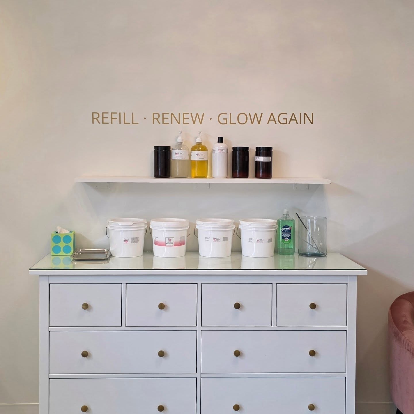 Face It Skin Bar + Refillery is NOW OPEN at our new Happy Valley location, and we still have two final treatment rooms available for the right wellness professionals.
We are seeking professionals who complement a skin-focused wellness environment such as:
• Nurse Injector / Medical Aesthetics
• Massage Therapist
• Hair Growth Specialist / Trichology
• Weight Loss or Hormone Specialist
• Other beauty or wellness services that support skin health
This is an opportunity to run your own independent business inside a collaborative space built around skin health, beauty, and wellness. Work alongside established estheticians while benefiting from shared exposure and cross-referrals within the Face It community.
What the space offers:
• Beautiful private treatment rooms
• Luxury, calming environment
• Established clientele and foot traffic
• Opportunity to collaborate with other wellness professionals
Only two rooms remain.
If you are looking for a professional space to grow your business in Happy Valley, reach out for details.
DM me or genelle@faceitskin.net
@brick_house_1
@elegantbeautyelc
@enviestudiopdx #facialspa #FaceItSkin #Botox #massagetherapy #makeupartist