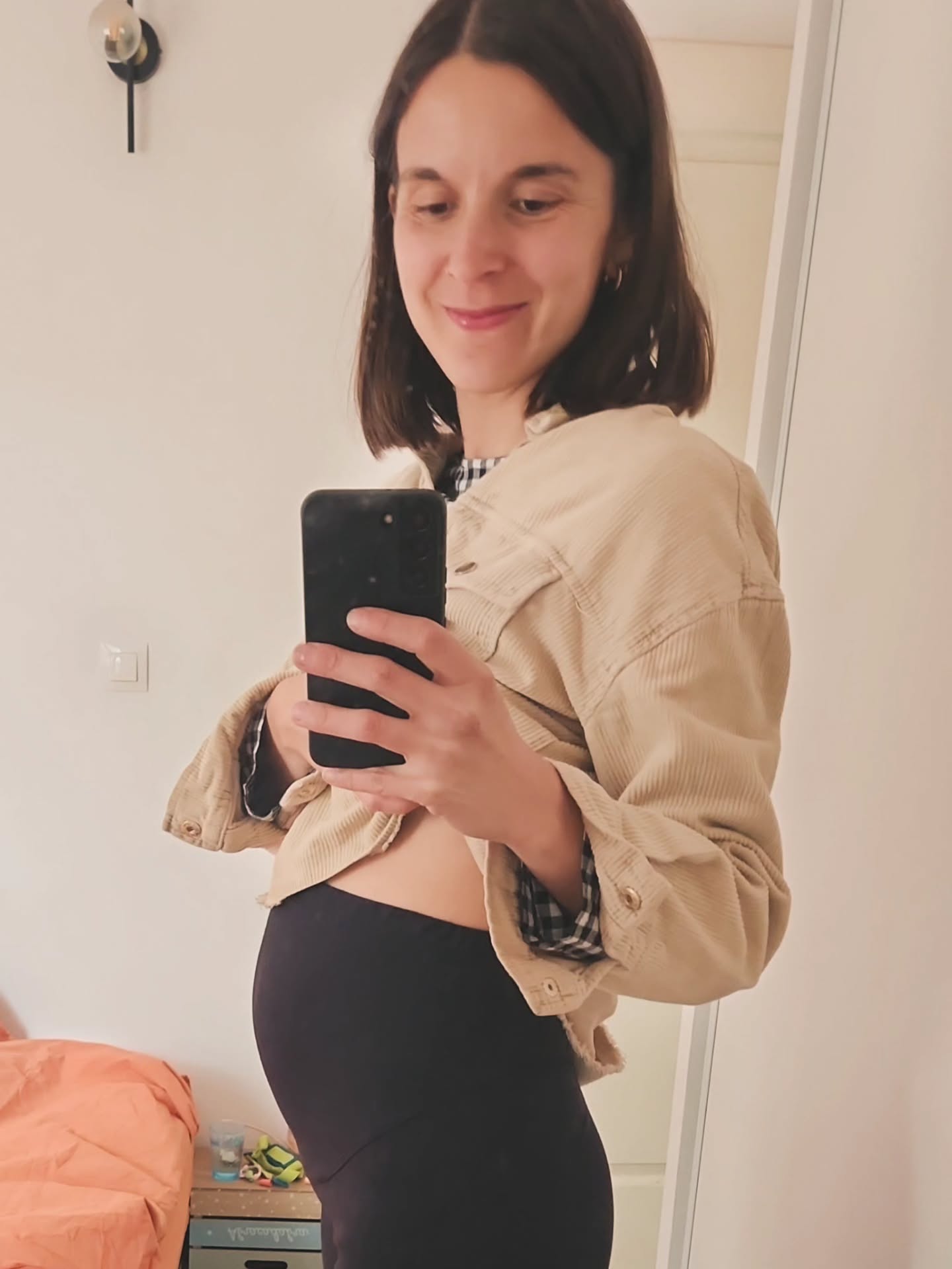 Sinon au milieu de tout ce tumulte... il y a aussi une "petite" 💥 nouvelle qui s'est ajoutée à cette année 2026, ce démarrage en trombe dans le cycle 1 🌠
..
Un premier trimestre très très compliqué où jai ete la coordonniere la plus mal chaussée 😆🫠 (oui il paraît que je forme à la grossesse en pleine santé mais que le concept m'a un peu quitté 😅)
..
Je vous ne fais pas de grand discours ici, je vous réserve plein de contenu a venir sur ma preconception, mon vécu du 1er trimestre, les injonctions, les dilemmes en étant à son compte..j'espère que ca vous plaira 🥰
..
Au programme donc : avoir 34 ans demain 🎂, déménager toute notre vie ce week end, débuter 3 nouveaux accompagnements pendant les vacances avec une mini 100% avec moi et vivre tout ça sereinement..(ou presque 😇😅).
..
Une deuxième petite âme qui cohabite avec moi depuis 3 mois, la magie et folie d'avoir la vie qui grandit en soi 💟
..
#grossesse #bebe2026 #premiertrimestre