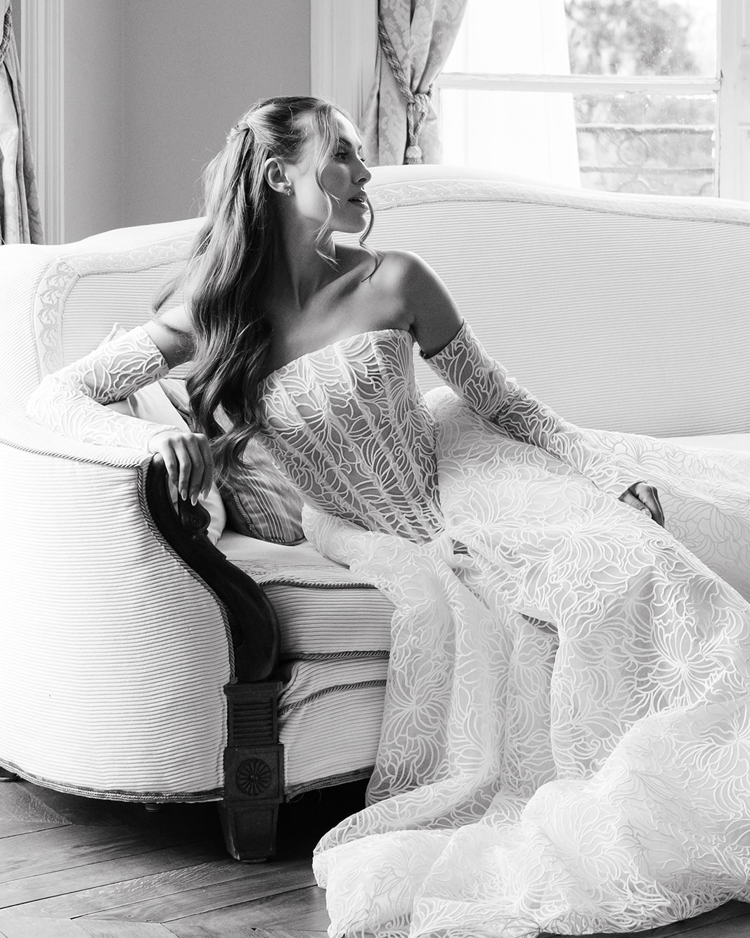 Retour sur ce shooting plein de poésie, avec notre robe Isadora ✨
Lieu : @chateauduprieure Wedding Planner & DA : @mc2monamour Vidéo : @fl mariage Photo : @leaevrevin Muah : @la.beaute.singuliere Robe : @manongontero.robedemariee Costume : @blandindelloye.mariage Cake designer : @planete.sucree Violonistes : @Euterpe_paris Fleuriste : @fragmentsdejardin Mannequins : @kenza_zohra tadeo.chv
#creatricerobedemariee #robedemarieesurmesure #bridallook #weddinginspiration