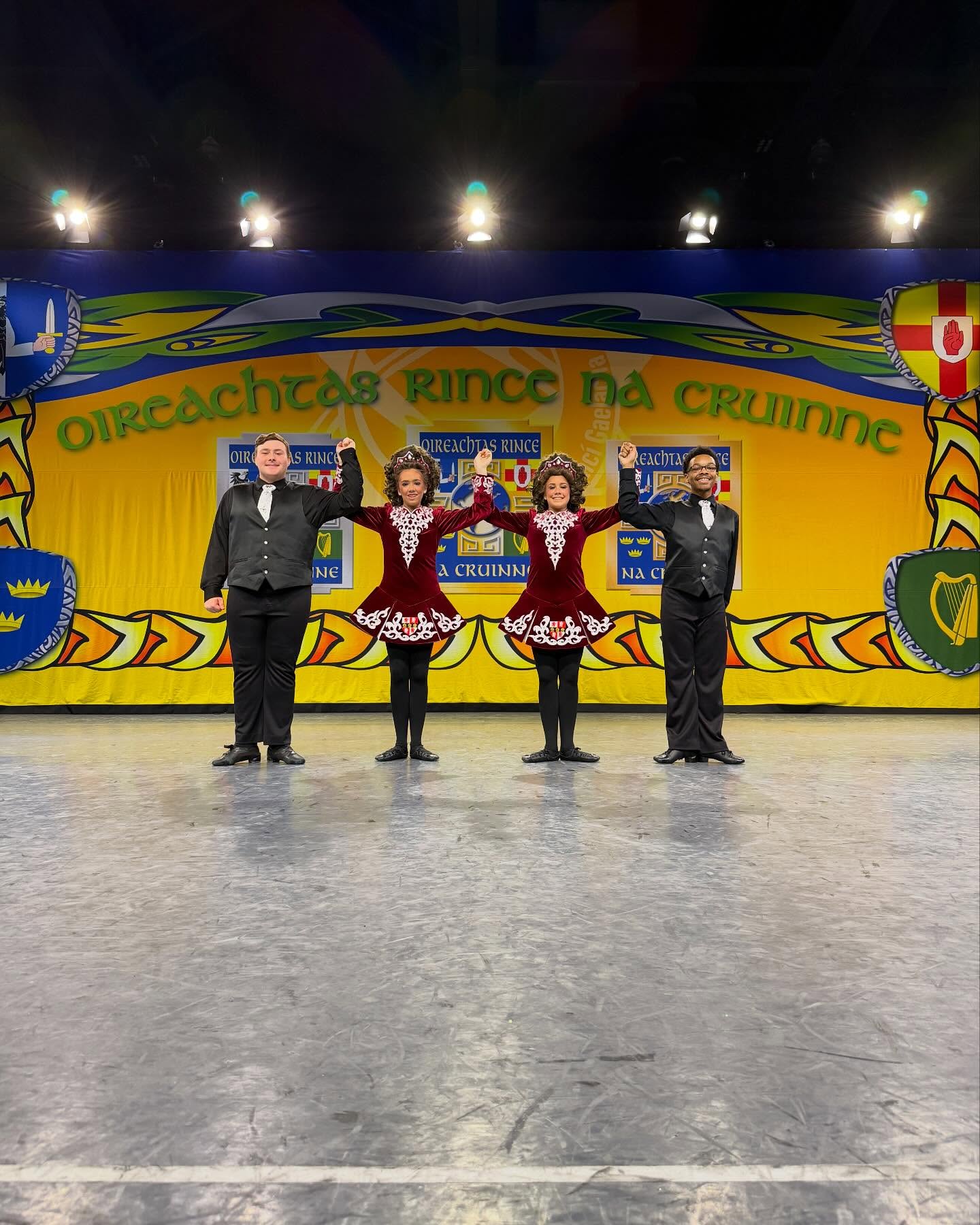 ♥️senior mixed 4 hand🤍 congratulations to this group of hardworking dancers. You danced beautifully on that stage and let all of your hardwork show!! We are so proud of you and the work of you have done. This was John and Kevin’s senior year worlds and we are so beyond proud of them. We cannot wait to see where life takes you all next, you made us so proud yesterday!!!
#irishdance #murphyirishartsproud #clrg #worlds #ceili