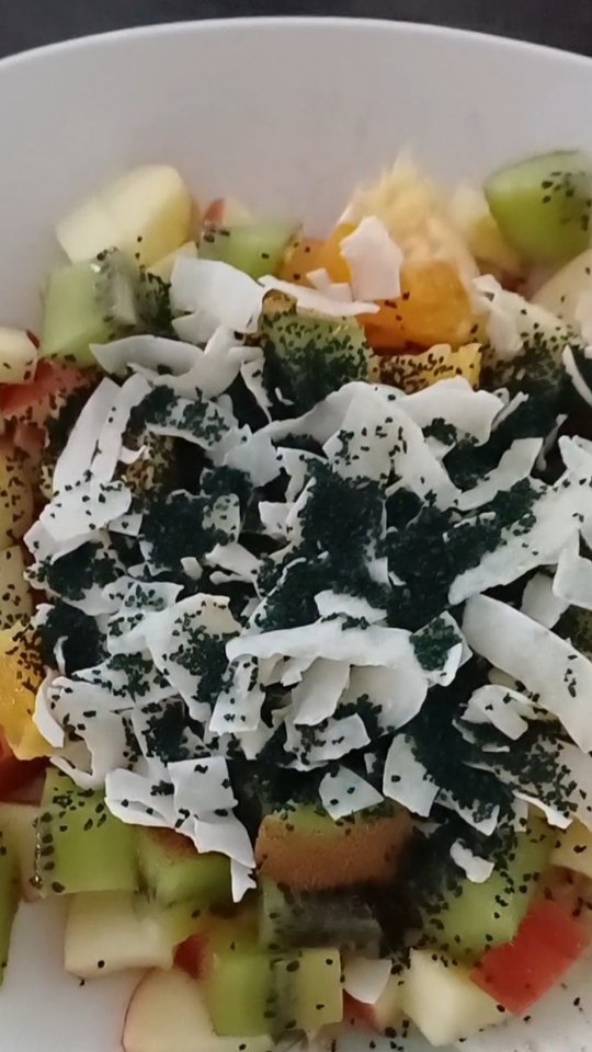 Une recette express de petit déjeuner ultra savoureux 😋, digeste et plein de vitamines !
Il suffit d'écraser grossièrement une banane🍌 à la fourchette pour commencer le processus d'oxydation. En s'oxydant la banane va libérer des antioxydants benefiques pour lutter contre l'oxydation de vos céllules.
Ensuite vous ajoutez les fruits de votre choix. Pour moi ici, de la pomme 🍎🥝🍊, une orange et un kiwi.
Oui la peau du kiwi se mange elle est riche en fibres, idéale pour l'intestin.
Ensuite j'ai ajouté des toppings, noix de coco rapée, spiruline et gingembre rapée pour un max d'énergie.
Un vrai régal et je vous assure que je n'ai pas eu faim de toute la matinée !
Alors à vos fruits et préparez vous de belles assiettes pour vous faire du bien !
⚠️ Attention, tous mes fruits sont bio et je les nettoies toujours avec un mélange de bicarbonate de soude alimentaire. Si vos fruits sont conventionnels, je vous conseille d'enlever la peau (sachez quand même que les pesticides traversent quand même la peau et pénètrent dans le fruit 🙄).
#saladedefruitsfrais #petitdejeunernutritionnel
#recettenaturo #astucesdigestion