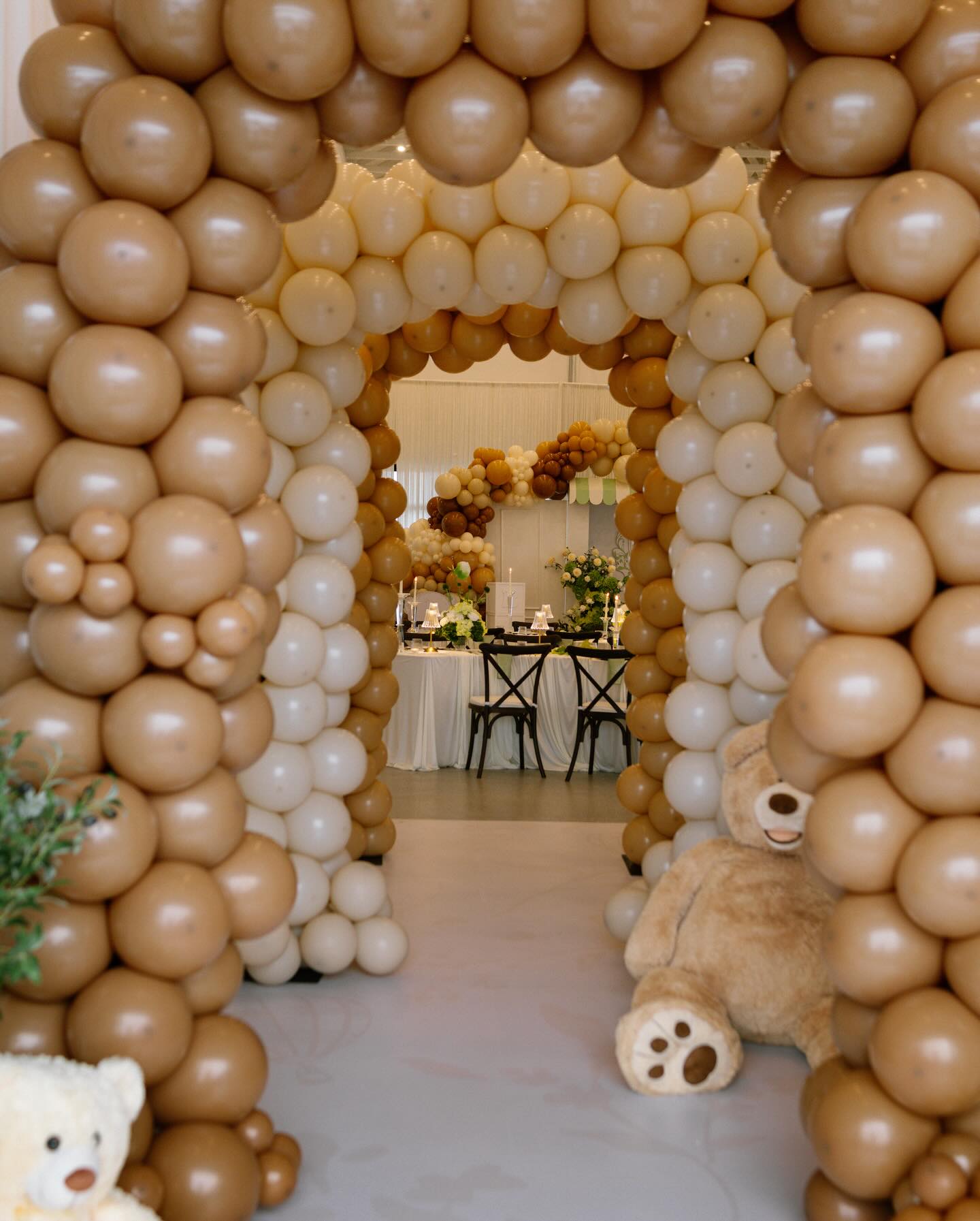 A walkway that sets the tone 💫
Design, Planning & Decor: @theglasshouse.co
Balloons: @itspoppin.ca
Photography: @kamiliashinphotography
Venue: @thegablesinsurrey