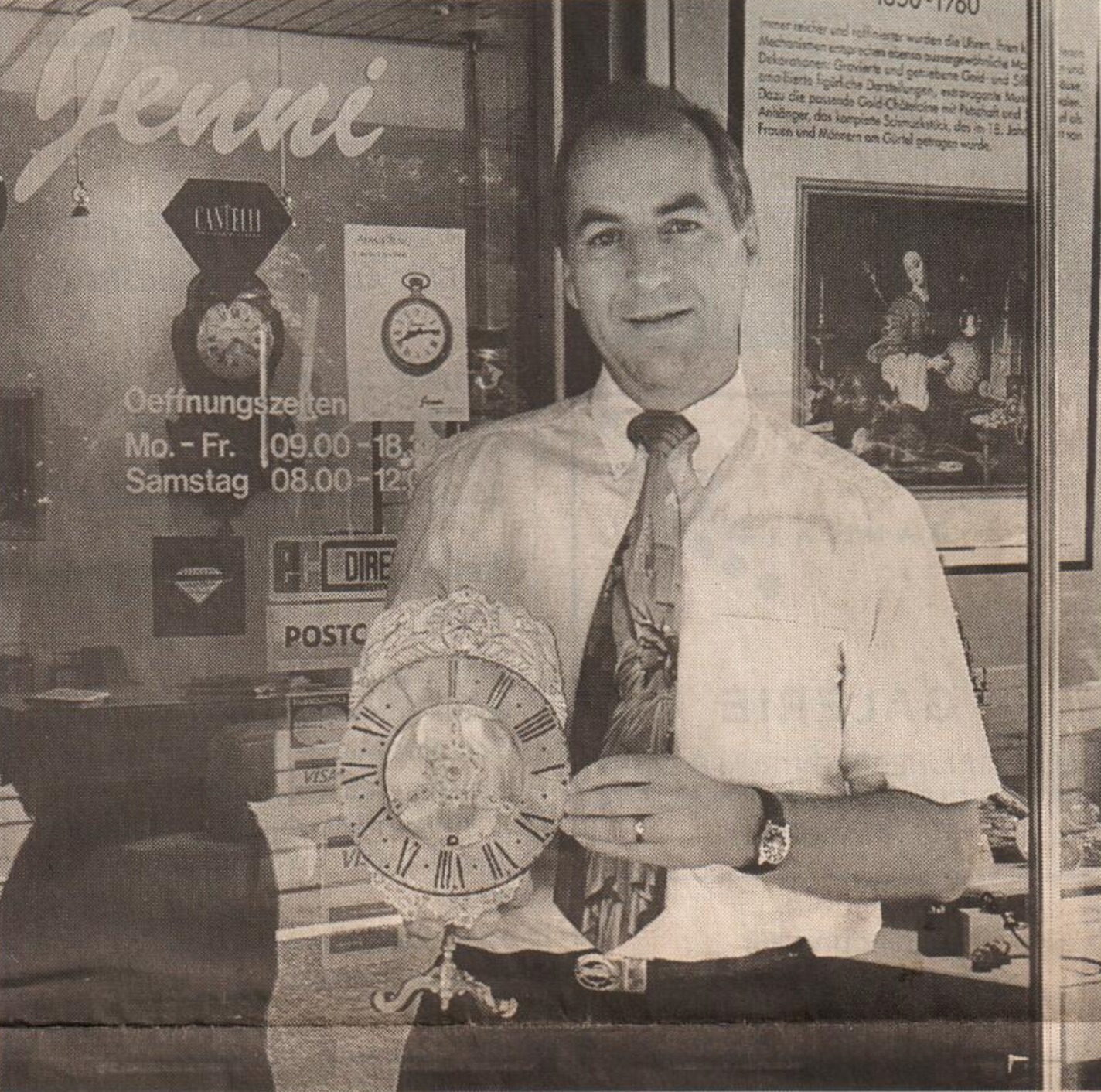 📰 Rückblick ins Jahr 2000
Die Lokalzeitung Zürich 2 berichtete über die Ausstellung „Über das Mass der Zeit“ bei der Jenni Uhren AG.
Gezeigt wurden historische, mechanische Uhren – persönlich präsentiert und mit viel Leidenschaft erklärt.
Ein besonderer Blickfang: eine seltene russische Holztaschenuhr aus Wurzelholz, kaum 20 Gramm leicht.
Eine Ausstellung, die bewies:
Zeit ist mehr als Technik – sie ist Kultur und Handwerk.
#JenniUhren #Rückblick #Uhrengeschichte #MechanischeUhren #Zürich #Tradition