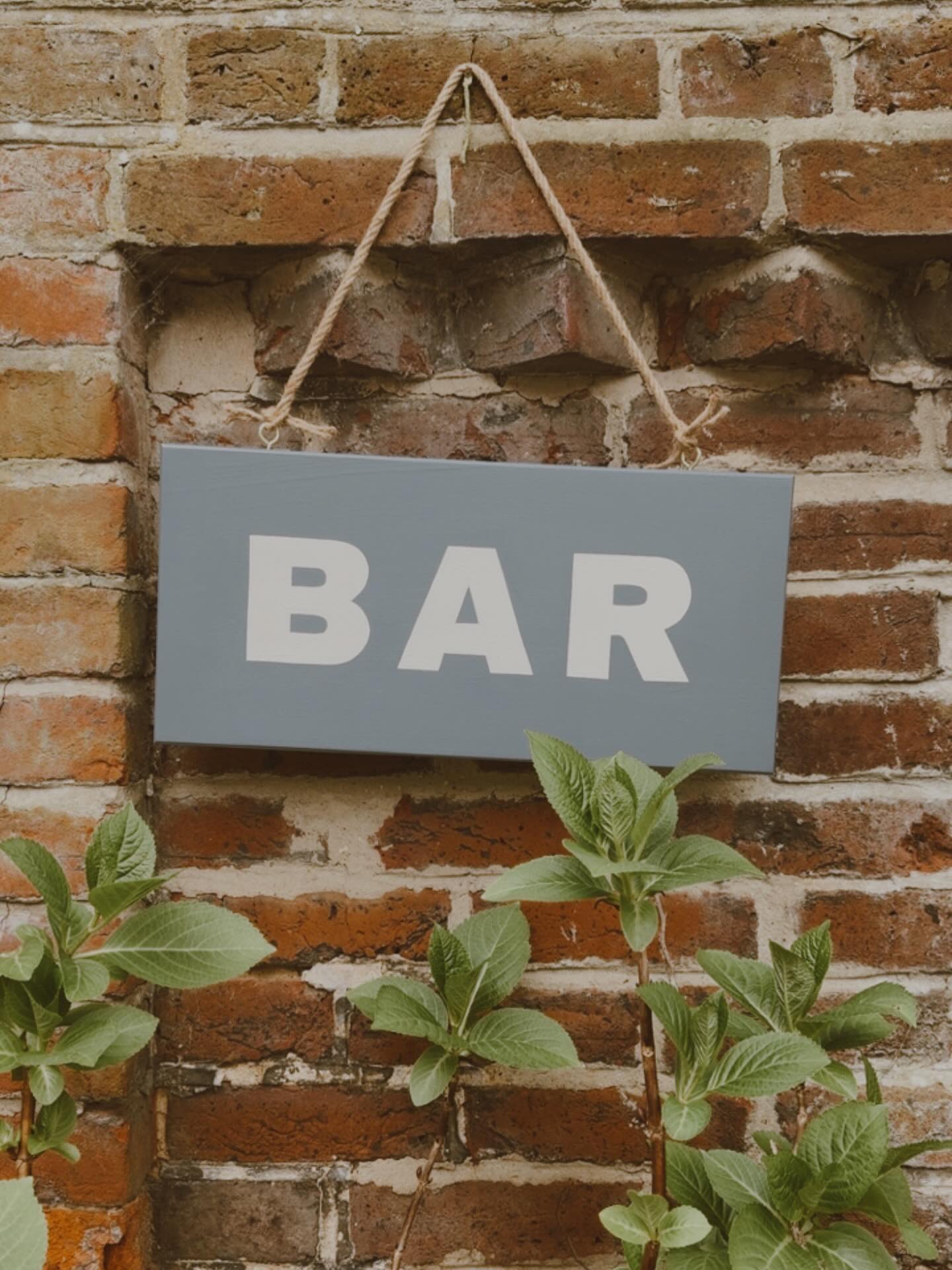 the sun is making a more steady appearance 🤞🏼🌞❤️
time for more alfresco drinks that turn in to long chats under the stars ✨
garden sign with hanging rope, long lasting, easy to display and fully customisable
.
.
.
.
#gardendecor #alfresco #summerdrinks #gardenbar #handpaintedsigns