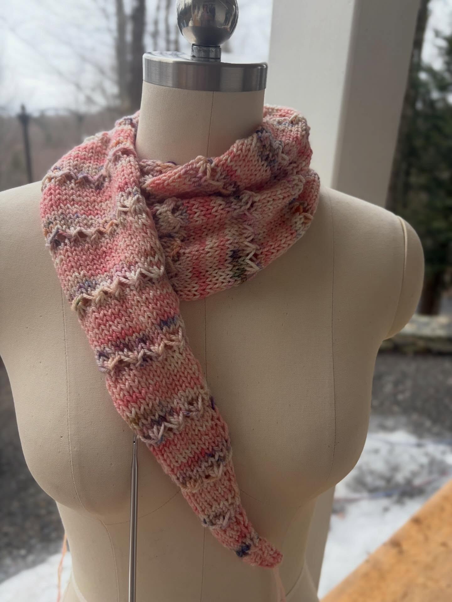 About halfway done ,,,, it’s so squishy soft. Should I add tassels at the ends?
La moitié est fait… c’est tellement doux. Qu’en pensez vous?
🧶 @koiguwool Winnie
#monttricot #koiguwinnie #koigu #shawlknittersofinstagram #scarfknitting