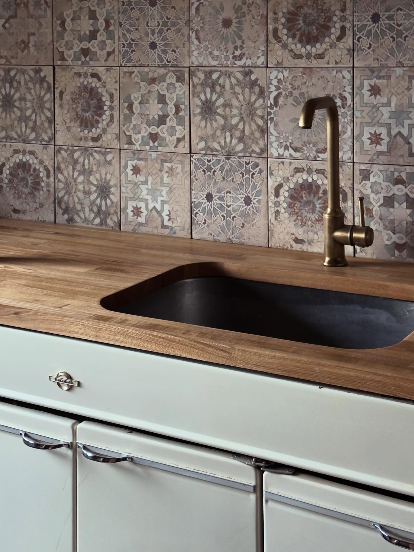 形になってきた…!相棒がウズベキスタンに出発する前に、美しいキッチンで珈琲をいれ、立ち寄ってくれた皆さん、手伝ってくれた皆さんと最高の時間を過ごしたい。今はそのゴールに向かって走る。