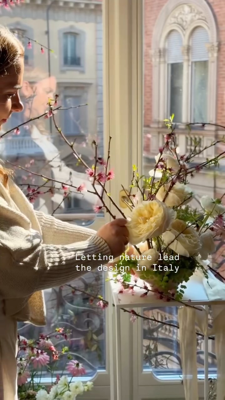 My work has always been rooted in organic design, but here in Italy it feels even lighter, more instinctive, and deeply connected to the landscape around me.
The movement of the branches, the softness in each stem, and the way the flowers naturally want to fall keep reminding me that the most beautiful wedding florals are the ones that gently follow nature’s rhythm.
If you’re dreaming of wedding florals in Italy that feel effortless and deeply connected to the place around you, I’m here for you. 🌿
🇮🇹Il mio lavoro è sempre stato radicato in un design organico, ma qui in Italia lo sento ancora più leggero, più istintivo e profondamente connesso al paesaggio che mi circonda.
Il movimento dei rami, la morbidezza di ogni stelo e il modo in cui i fiori sembrano cadere naturalmente mi ricordano continuamente che le composizioni floreali più belle per un matrimonio sono quelle che seguono con delicatezza il ritmo della natura.
Se stai sognando fiori di matrimonio in Italia eleganti, spontanei e profondamente legati al luogo che li accoglie, sarei felice di crearli per te. 🌿
Video creation @victorcreazioni_