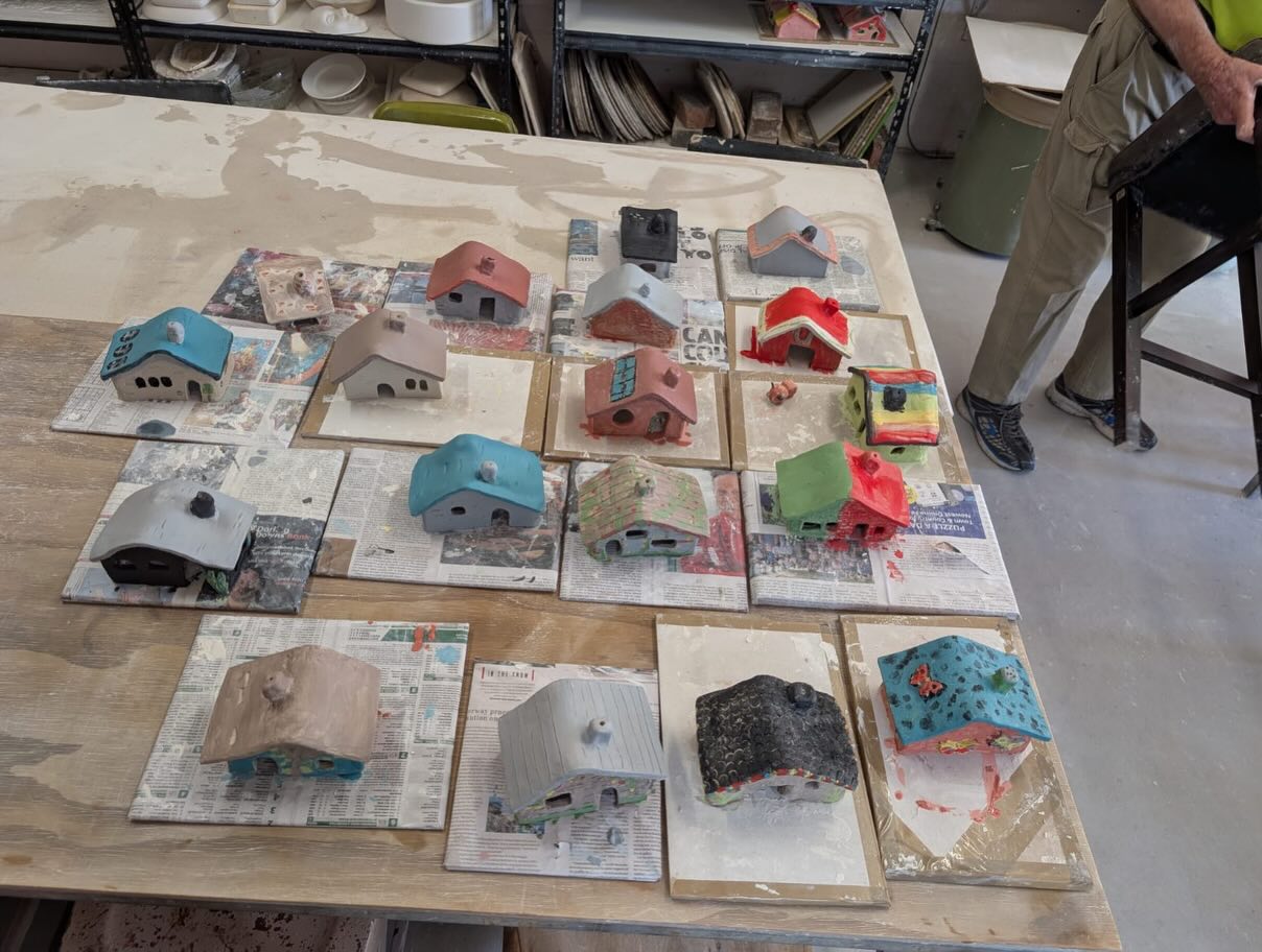 These pieces were created during the recent Greenlands School workshops. We love how creative, and full of personality each house is. Every session is run by our incredible volunteers who generously give their time to share skills, encourage creativity, and make art accessible to everyone ✨
.
#stanthorpepotteryclub #kidsceramicsclass #localart #granitebeltartists