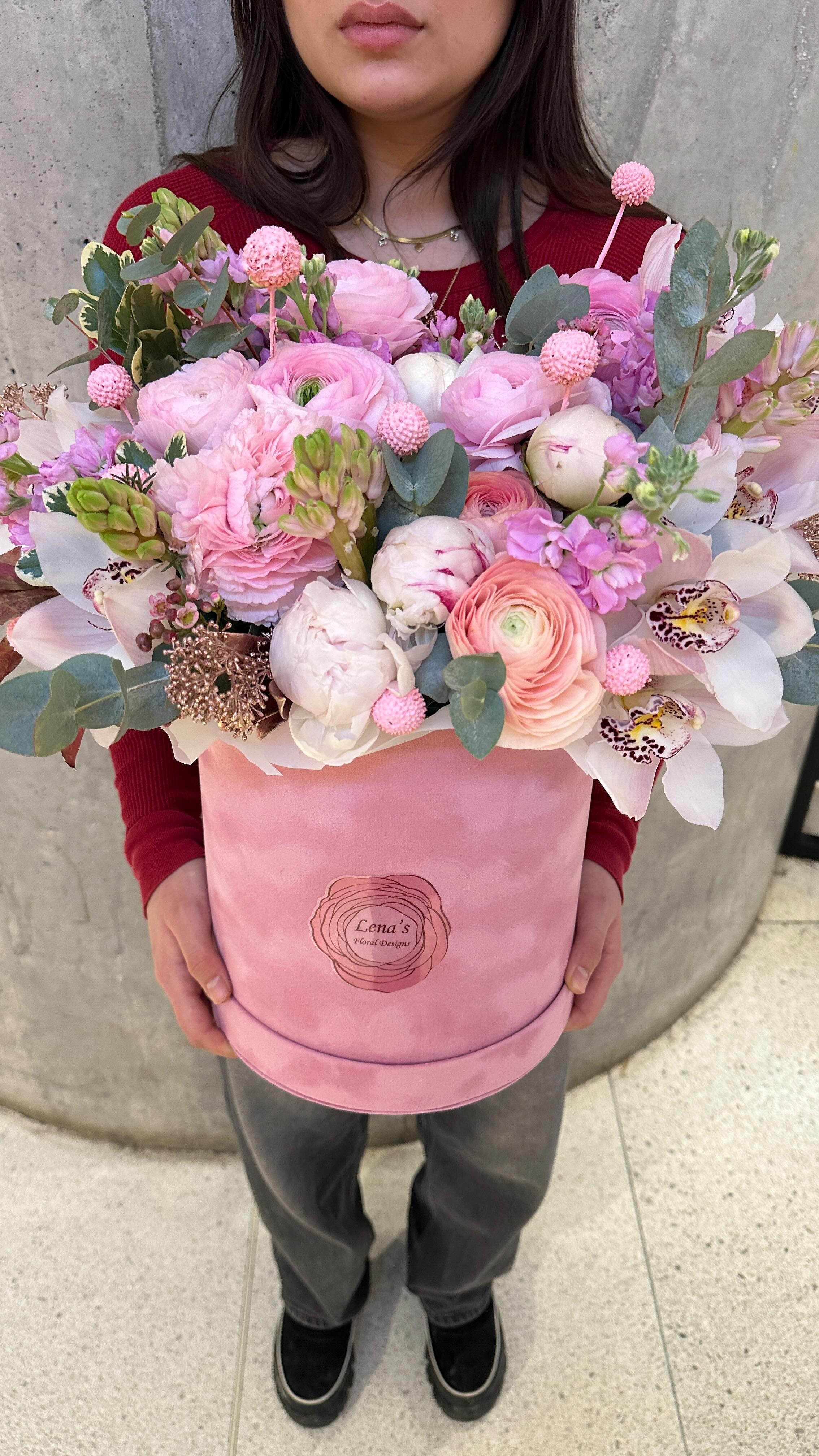 Who doesn’t love a classic arrangement with pink flowers? Order our signature products on our website or send us your custom idea via email.
📧 sales@lenasfloraldesigns.com
#freshflowers #torontoflowers #floralarrangements #torontoflowershop