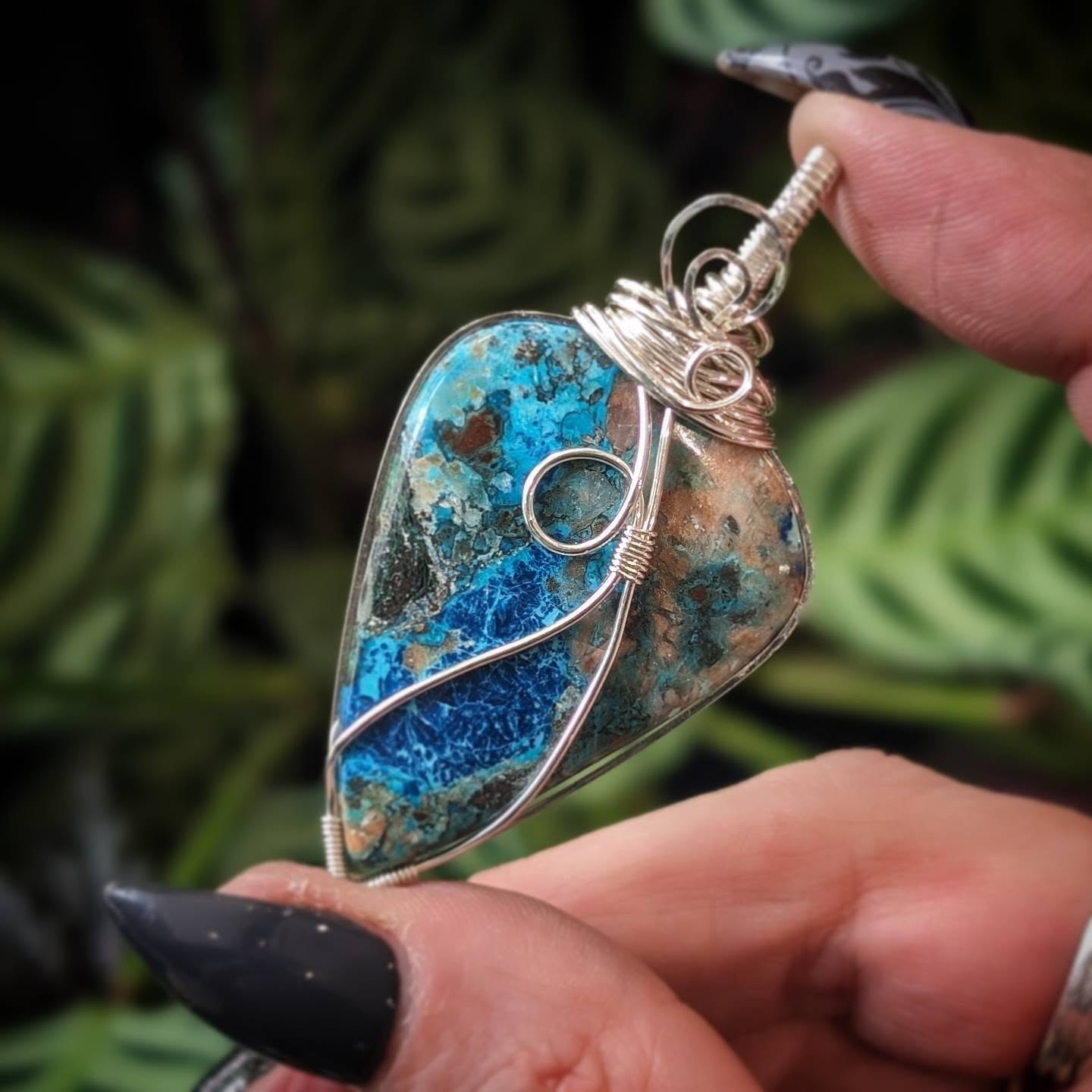 Beautiful custom piece for a beautiful soul!!
If there's not something you love in our arsenal of ready to be wrapped stones, we'll endeavour to find "the one"
We have access to cabs in just about ANY stone you're looking for...
All you have to do, is ask 😏🐦⬛✨
•
•
•
#blackbirdavenue #witchywares #magickalwares #wrappedpendant #wirewrappedjewelry #shattuckite #shattuckitependant #sterlingsilverwirewrap #australianwitches #melbournewitches #crystalshopmelbourne #yarravalley #yarraranges #visityarravalley #yarravalleycrystals #shoptheyarravalley #dandenongranges #yarrajunction #warburton #healesville