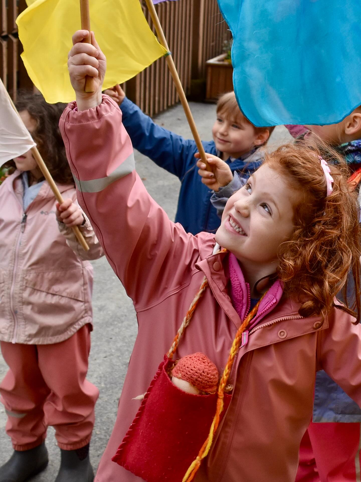 🌸🌿✨The Early Childhood Spring Parade is a joyful celebration where our littlest community members welcome the change of seasons and the awakening of Mother Earth. It is the counter balance to the Winter Spiral, sprouting up after a cozy winter’s rest. The children paraded throughout campus with their silk flags held high, while our lower grades students sang songs of spring. ✨🌿🌸
Photo credit: Kelly J.
#ECS #eastsidecommunityschool #waldorf #earlychildhood #springparade