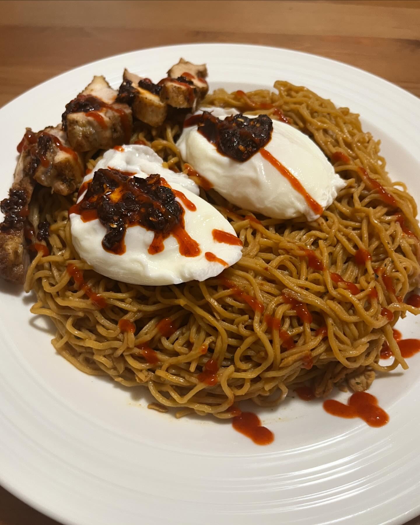 Wonton noodle stir fry 🥢
~wonton noodles tossed in our favorite sauce mixture w/ poached eggs, chicken, chili oil crisp, & sriracha~