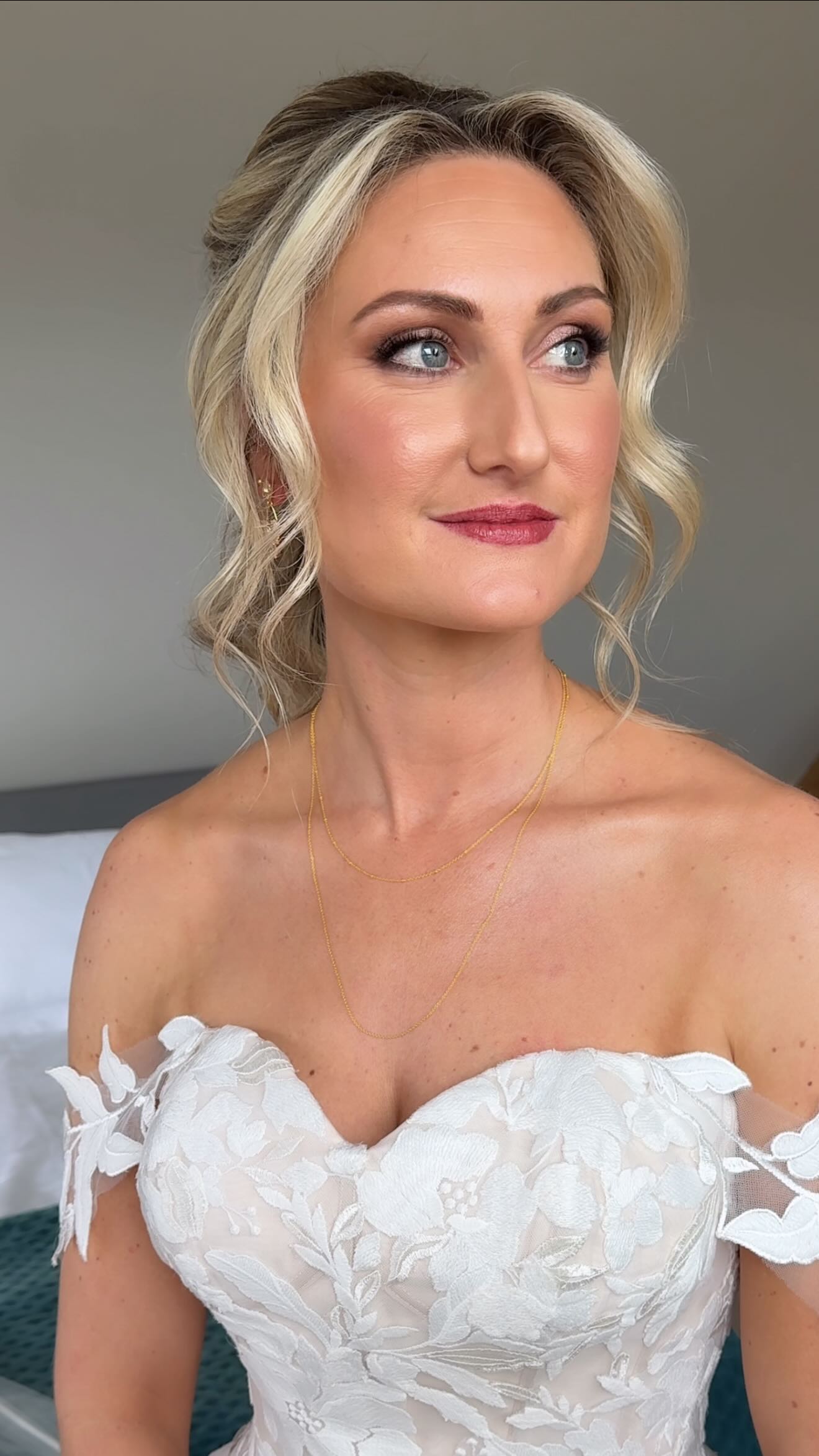 Glowing skin… lit from within ✨✨
I’m always there, bringing the luminosity and radiance, for that timeless bridal glow 🤍🤍🤍
I loved creating this elegant glowy bridal look for stunning Helen yesterday ✨
Makeup @helenleemua
Hair @sophistic_hair
Dress @altacosturabride
Kent bridal makeup artist
Kent brides
Weddings
Bride
Glowy bridal makeup